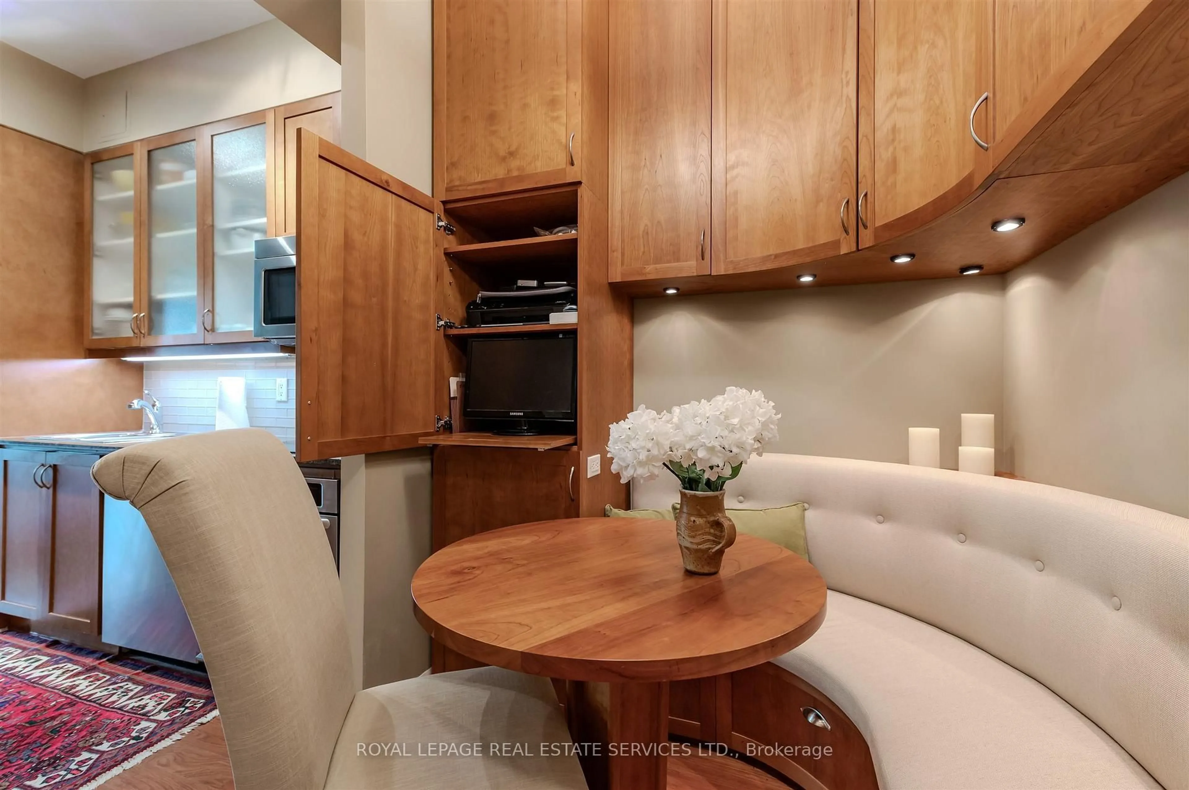 Open concept kitchen, wood/laminate floor for 25 Scrivener Sq #401, Toronto Ontario M4W 3Y6