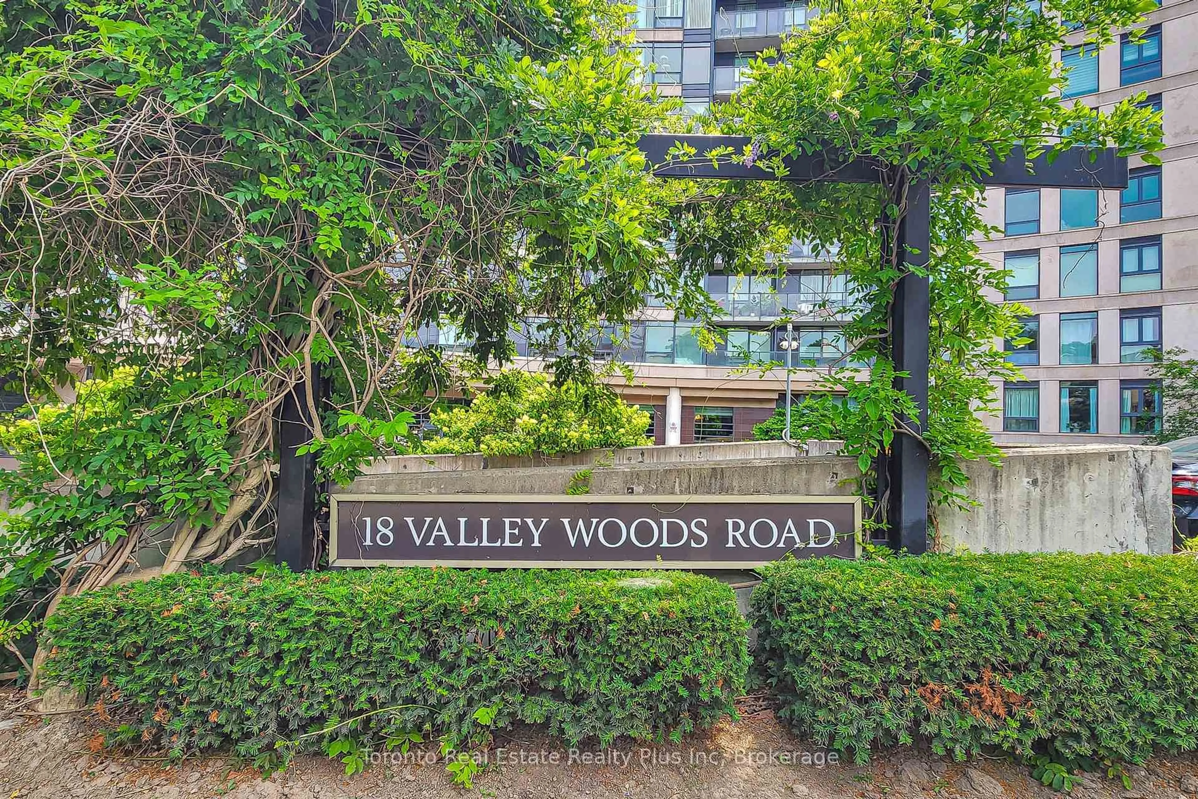 Indoor foyer for 18 Valley Woods Rd #507, Toronto Ontario M3A 0A1