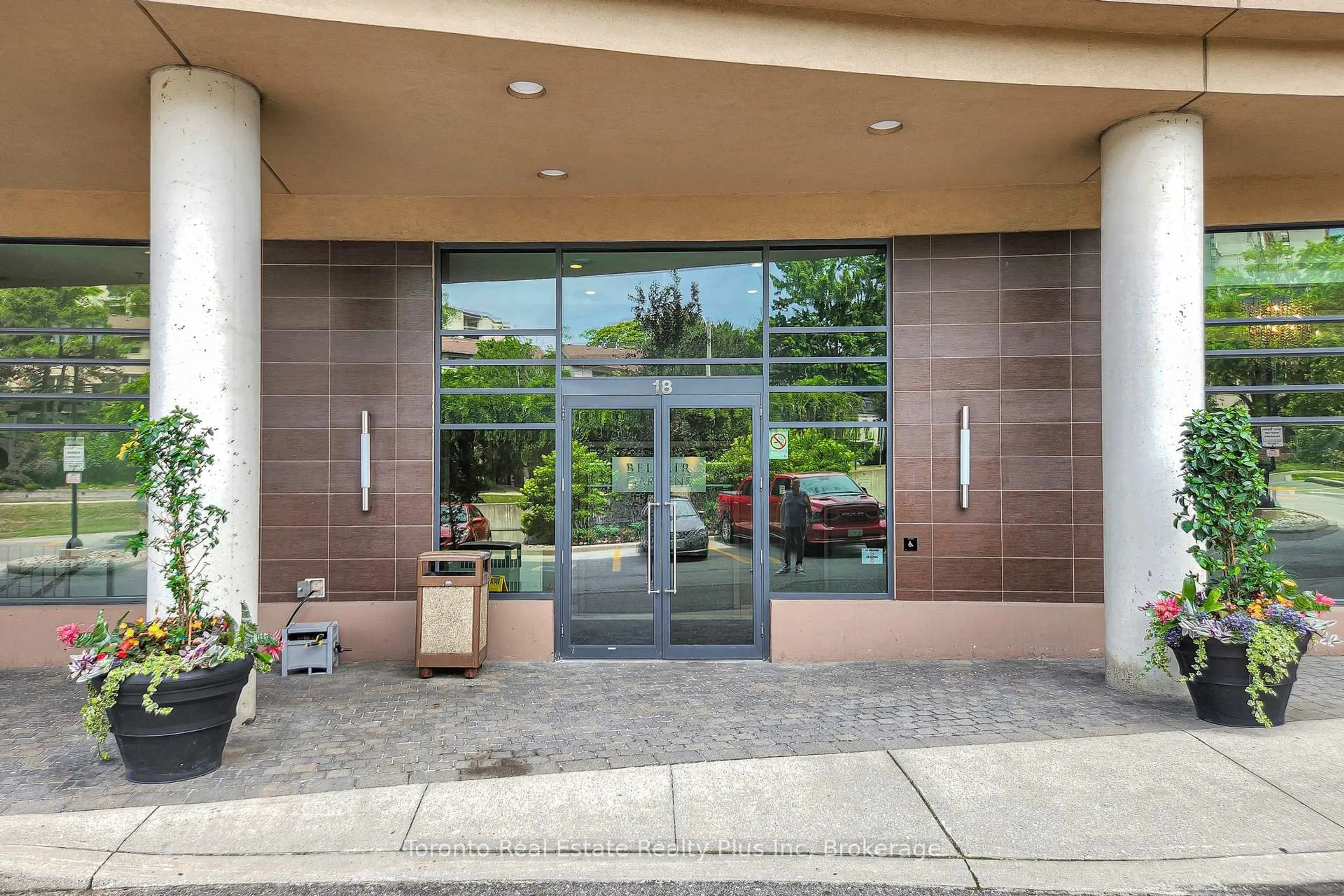 Indoor foyer for 18 Valley Woods Rd #507, Toronto Ontario M3A 0A1