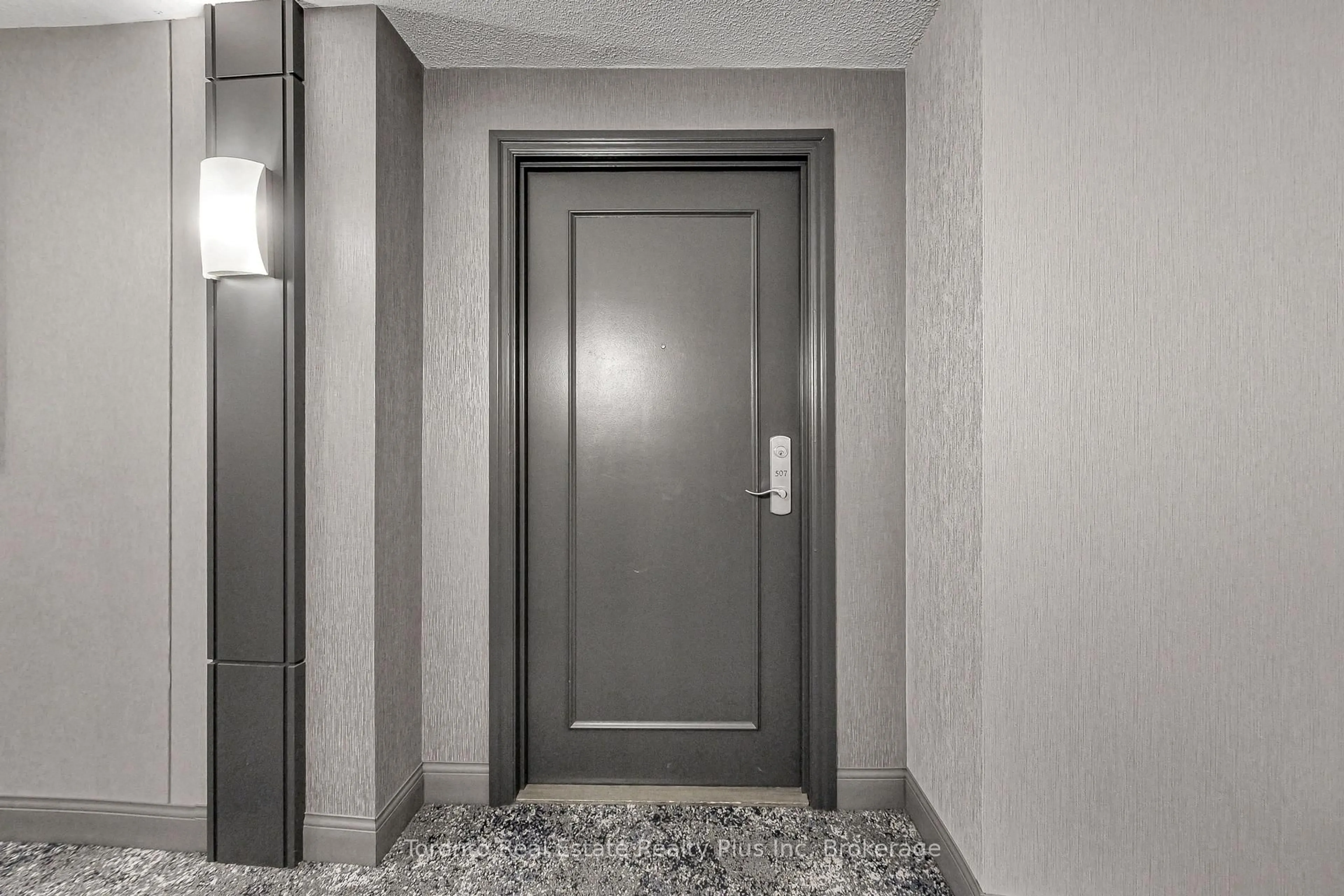 Indoor foyer for 18 Valley Woods Rd #507, Toronto Ontario M3A 0A1