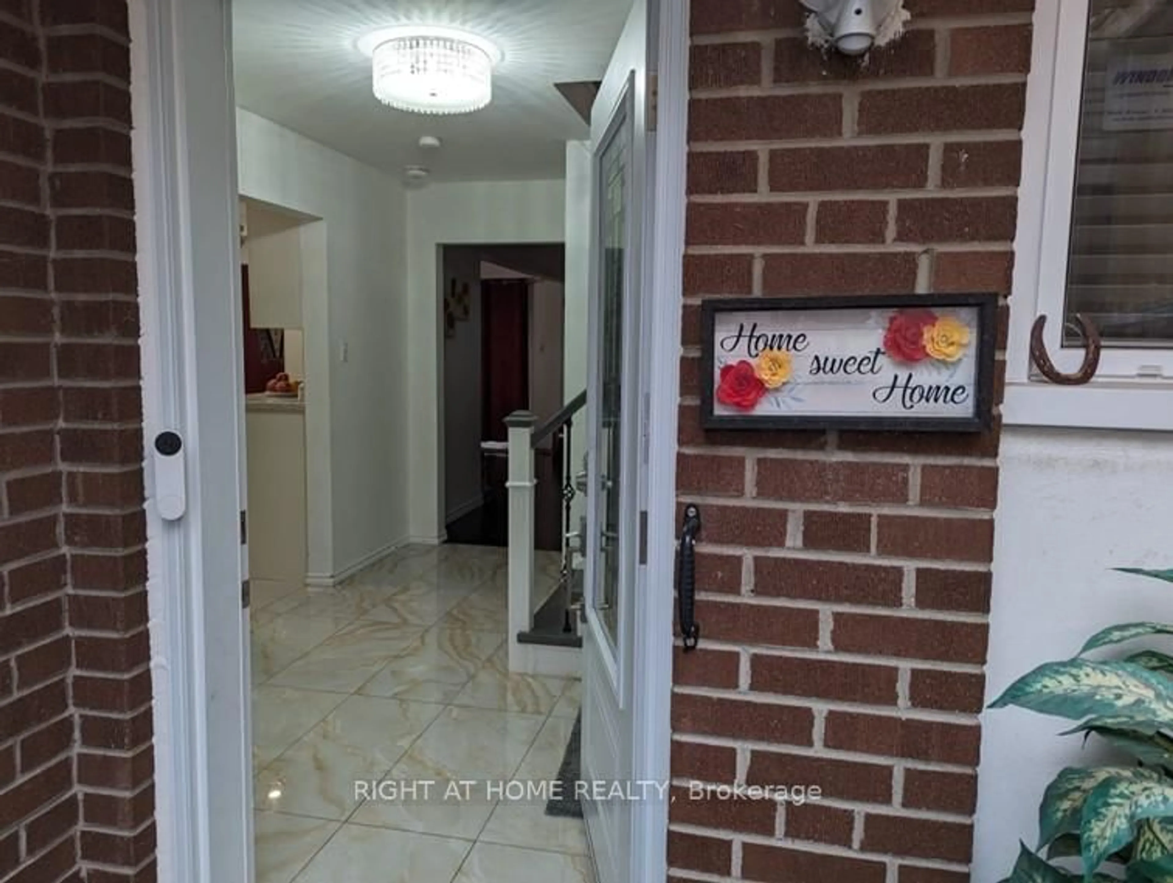 Indoor foyer for 148 Sexton Cres, Toronto Ontario M2H 2L6