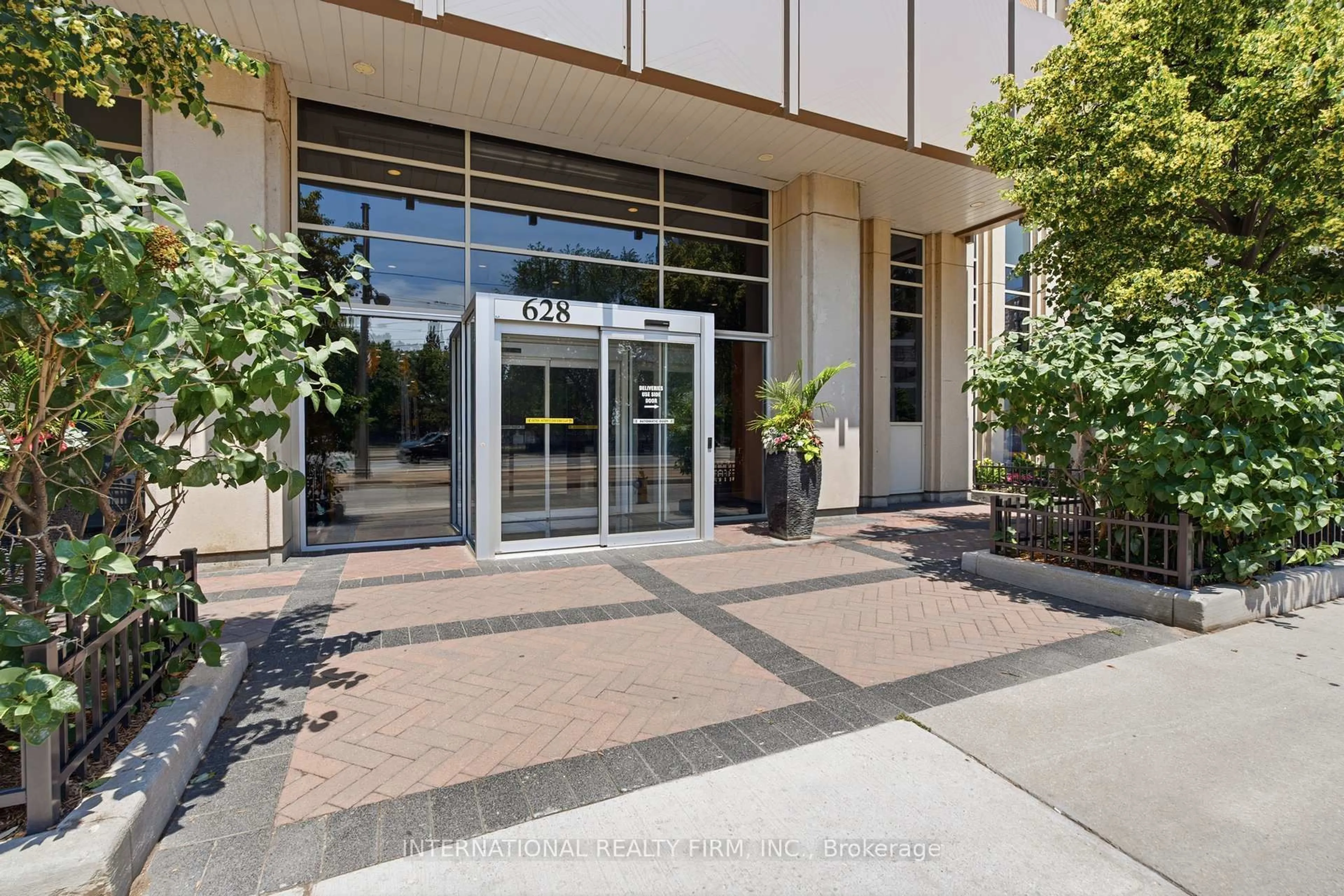 Indoor foyer for 628 Fleet St #711, Toronto Ontario M5V 1A8