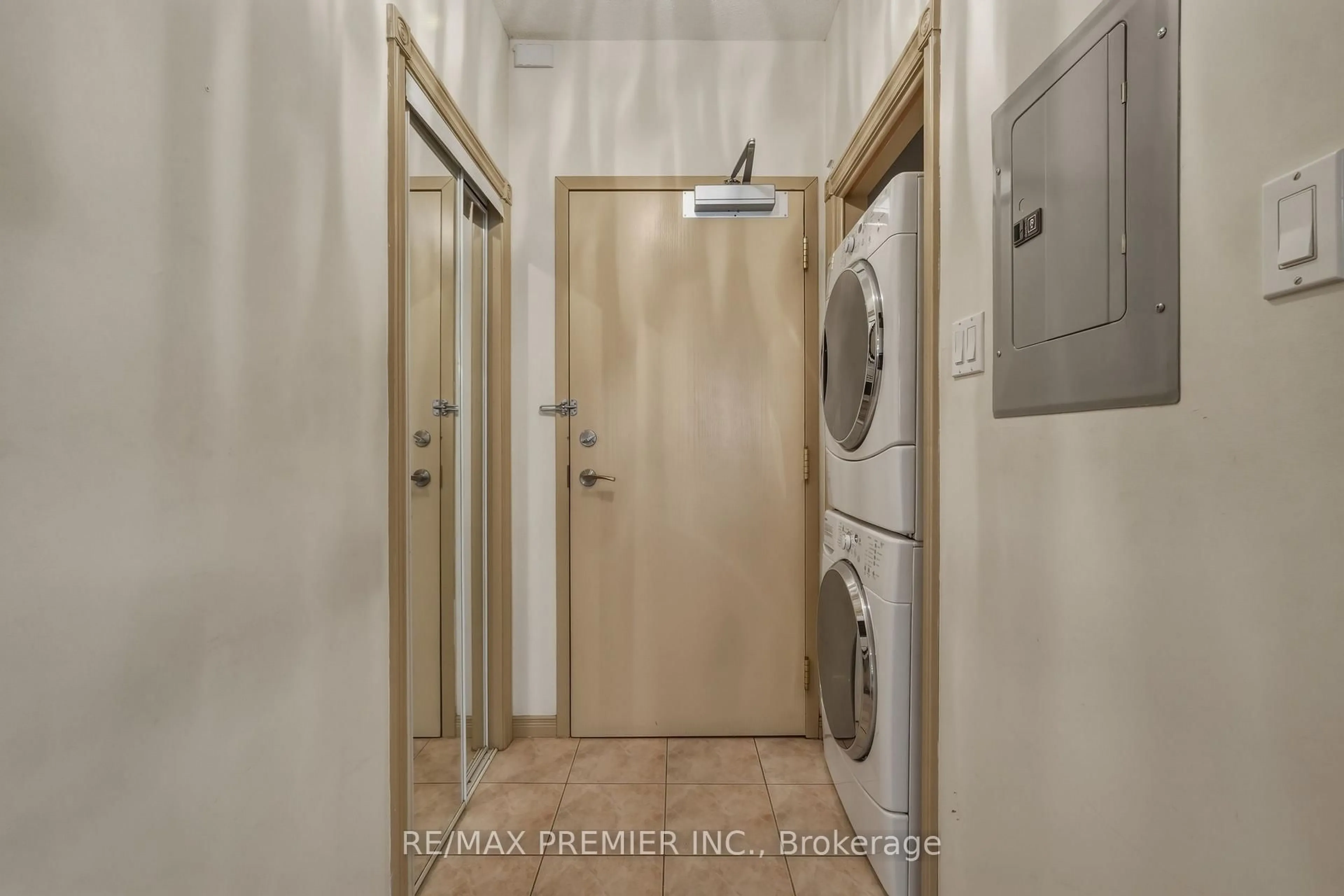 Laundry room for 393 King Street W St #704, Toronto Ontario M5V 3G8