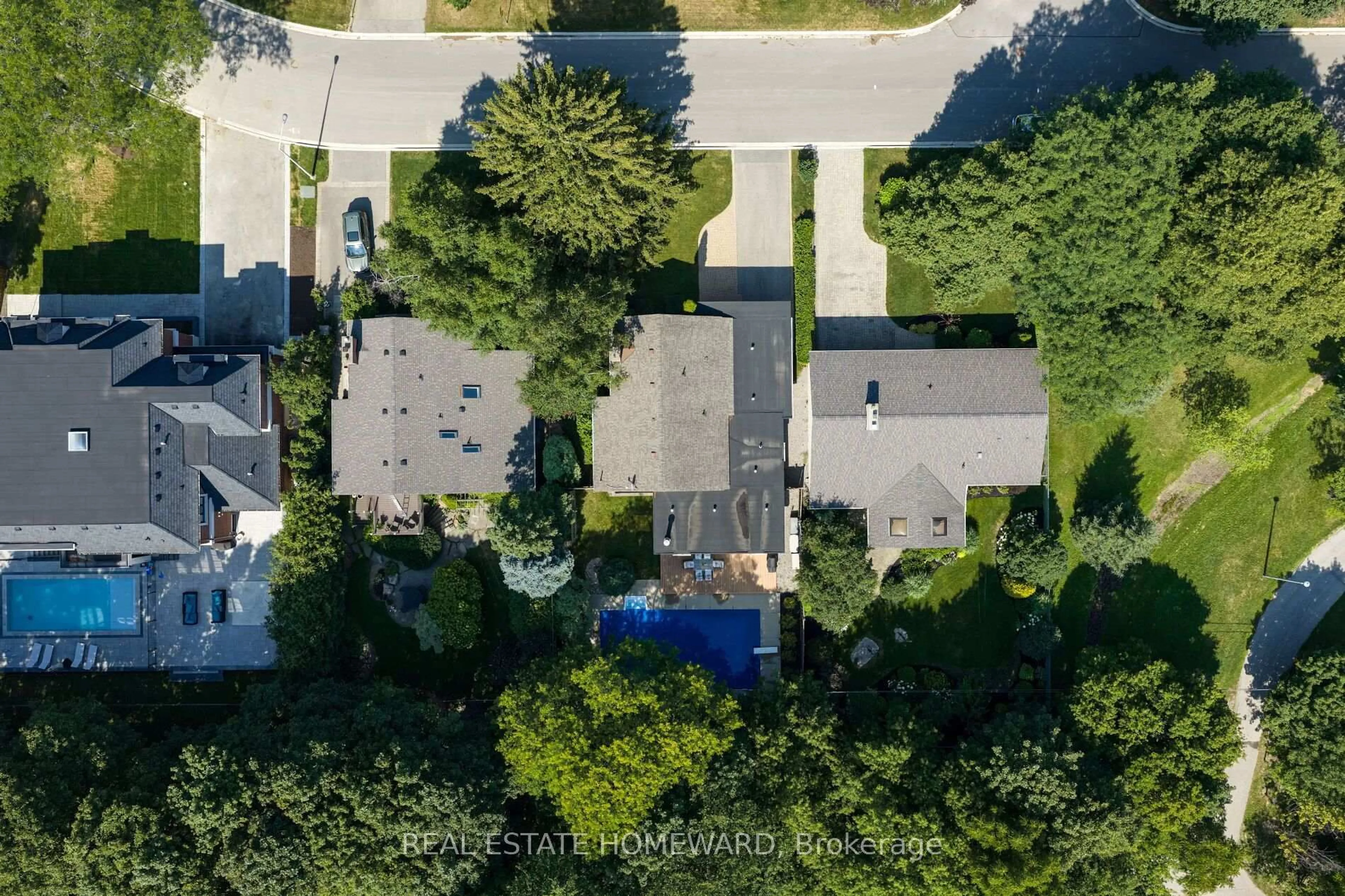 A pic from outside/outdoor area/front of a property/back of a property/a pic from drone, street for 25 Talwood Dr, Toronto Ontario M3B 2P4