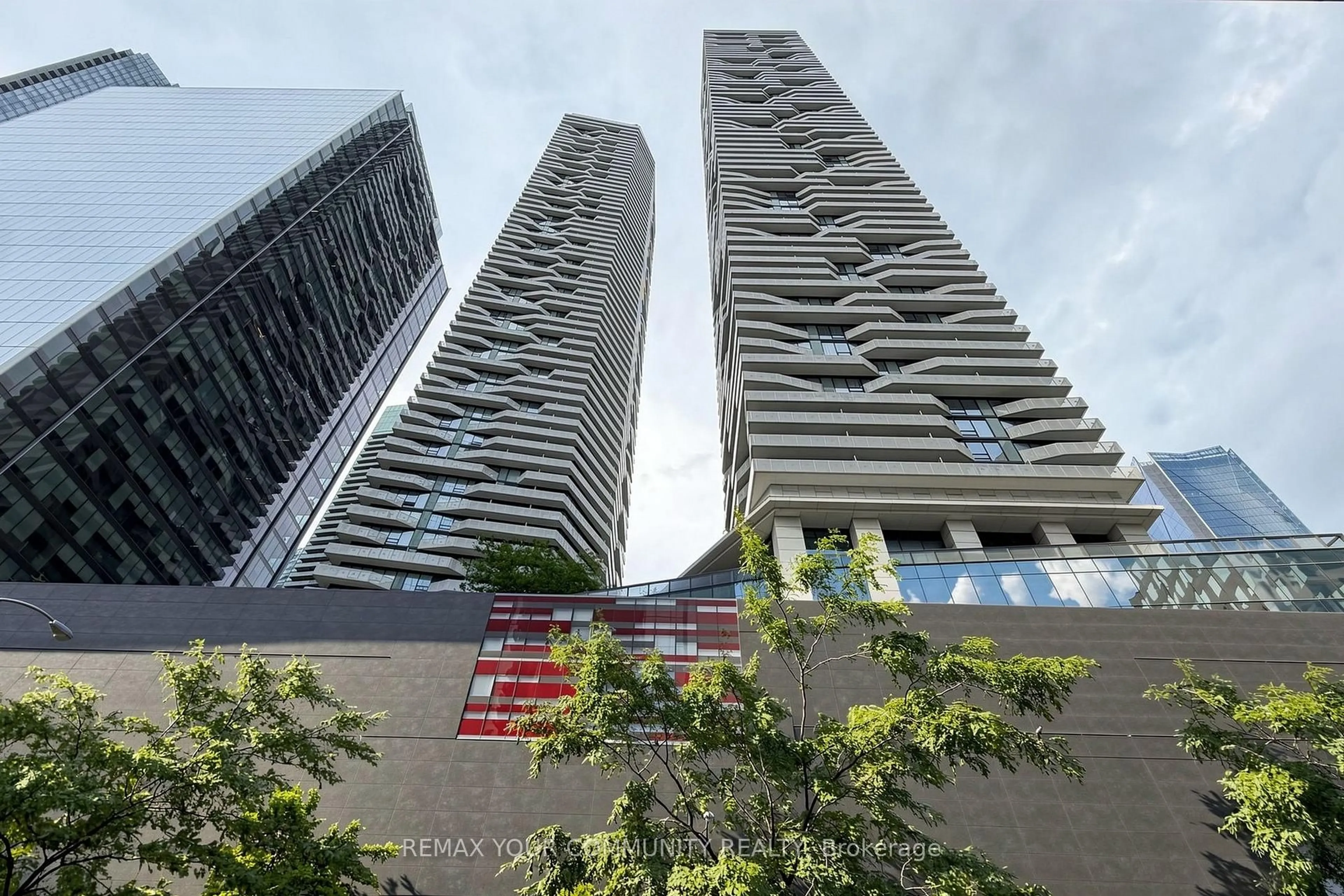 Unknown for 88 Harbour St #3702, Toronto Ontario M5J 1B7