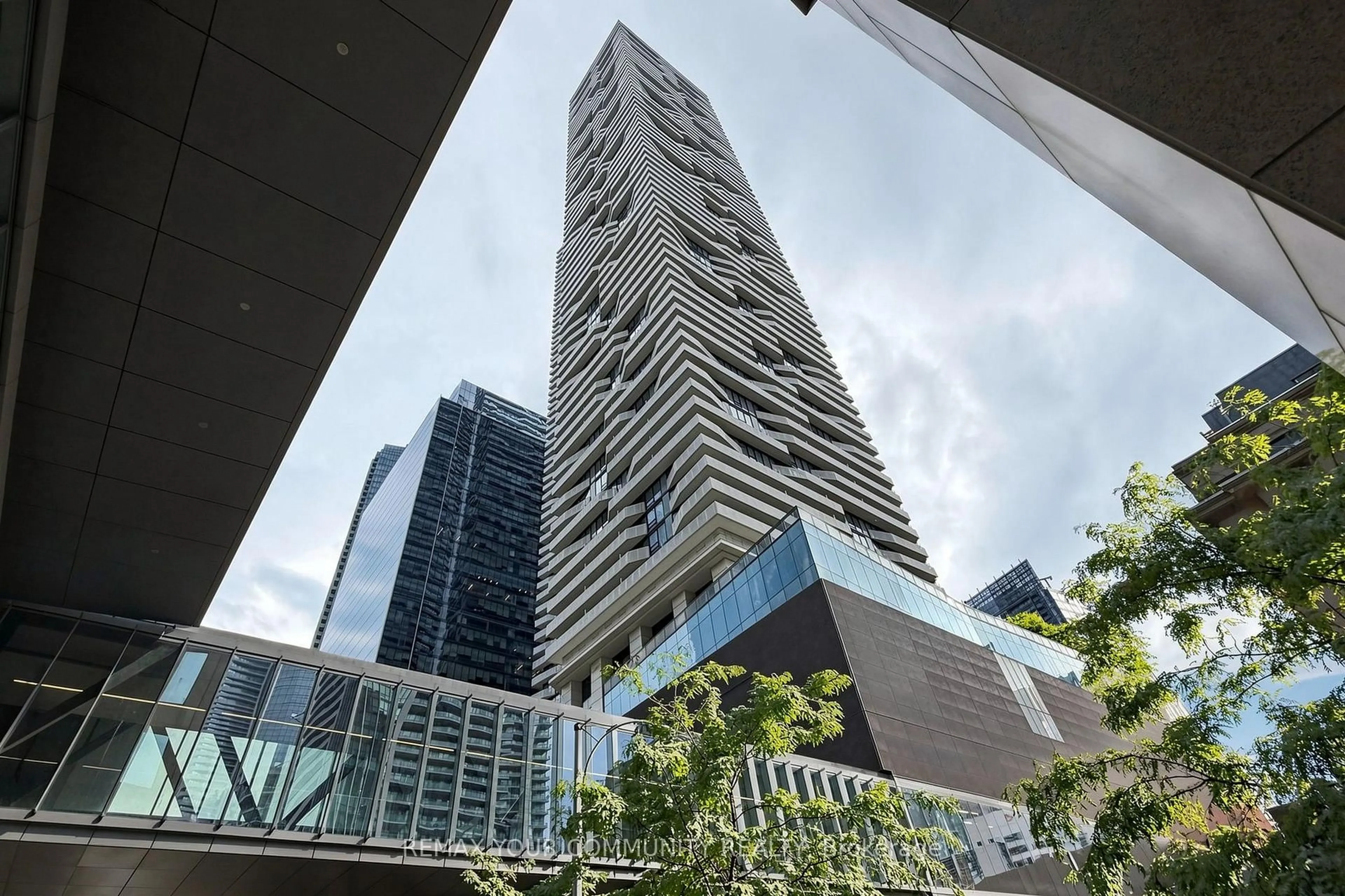 Indoor foyer for 88 Harbour St #3702, Toronto Ontario M5J 1B7