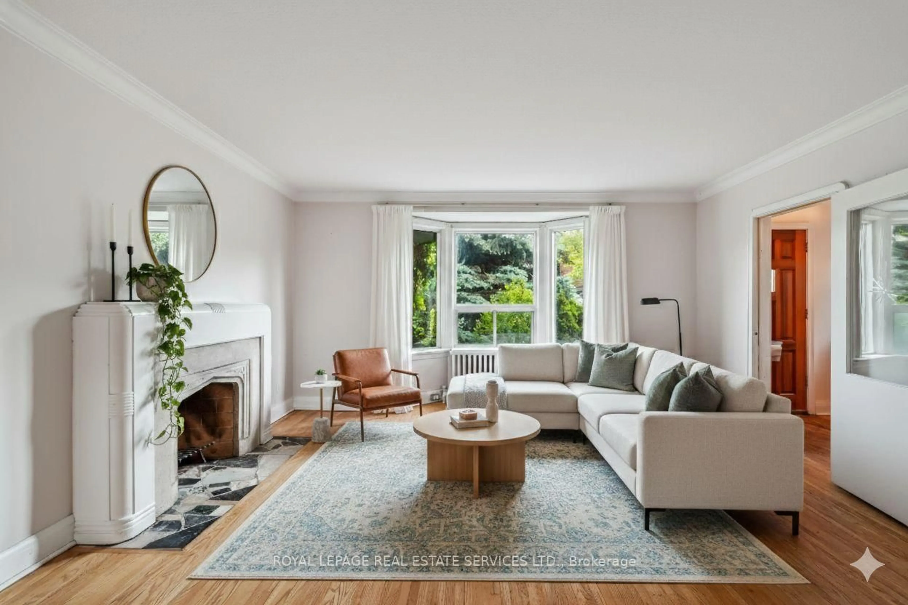 Living room with furniture, unknown for 326 Lawrence Ave, Toronto Ontario M5M 1B4