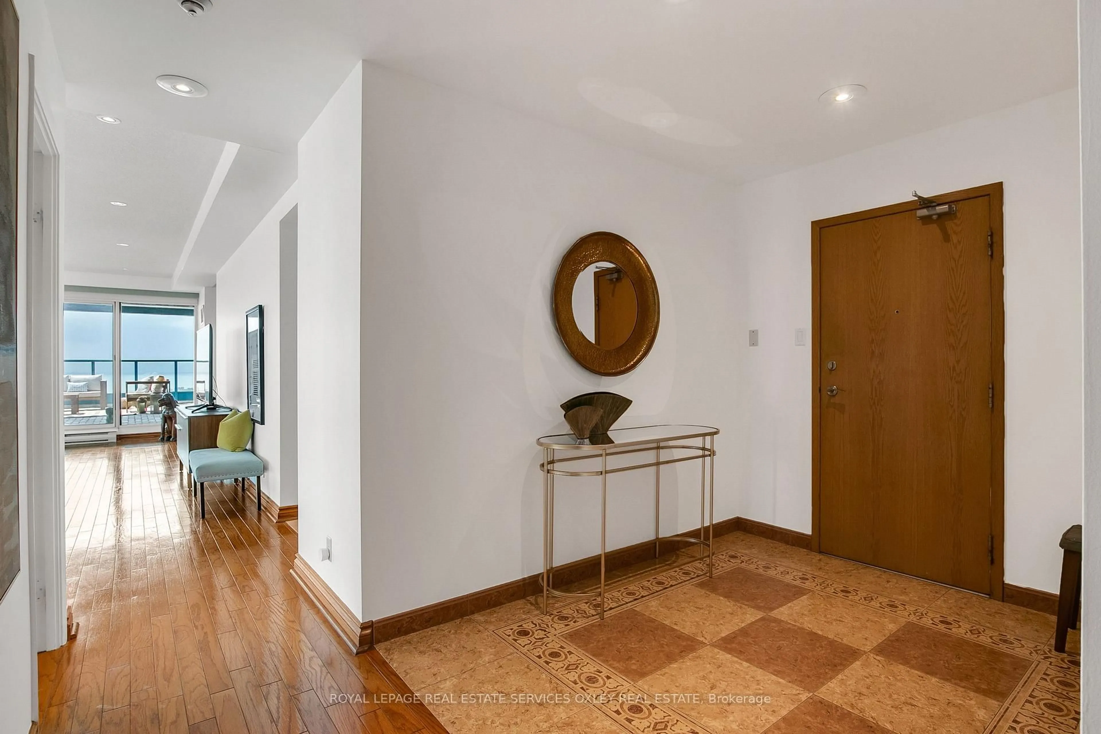 Indoor foyer for 99 Harbour Sq #PH04, Toronto Ontario M5J 2H2