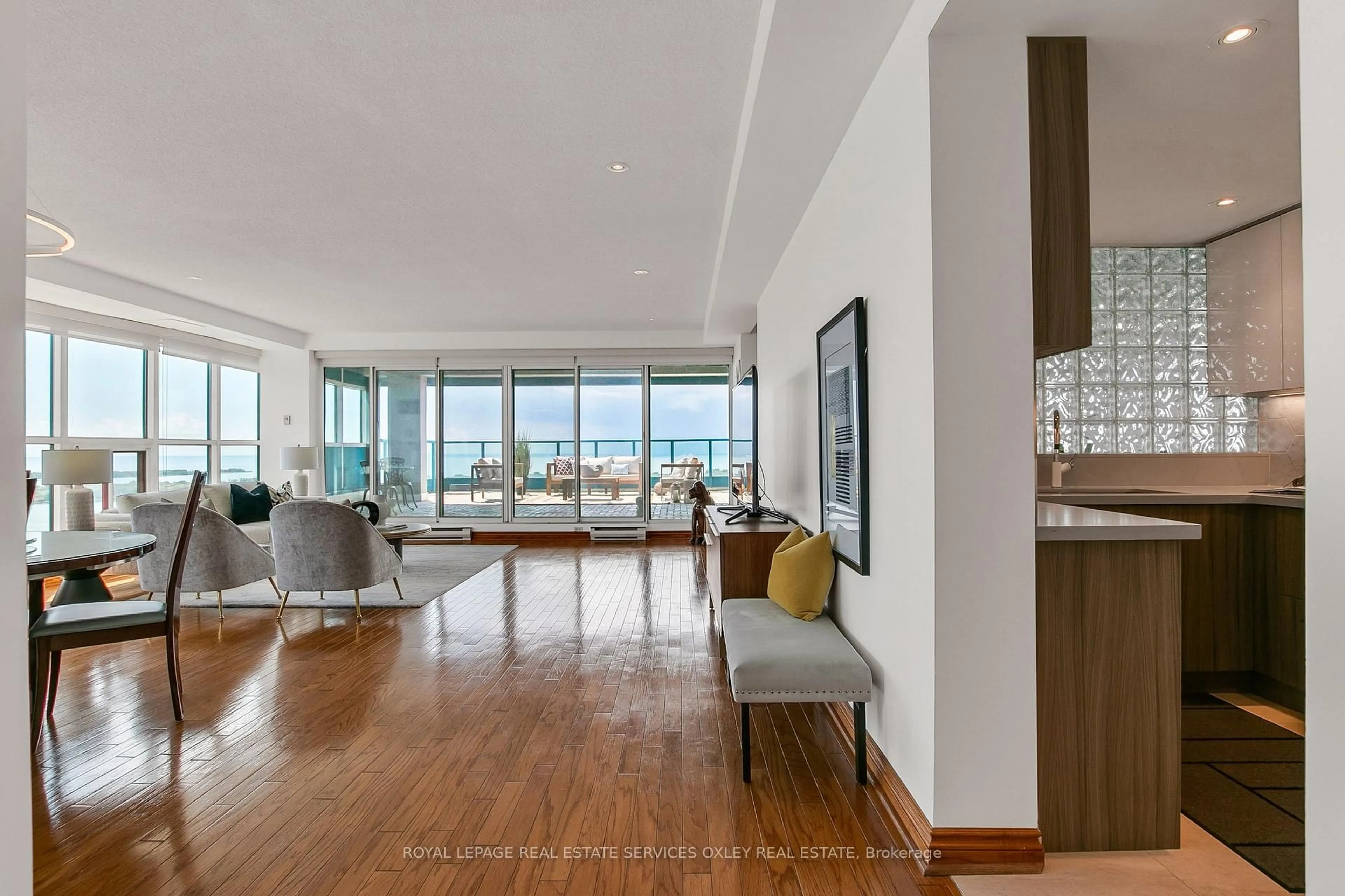 Unknown for 99 Harbour Sq #PH04, Toronto Ontario M5J 2H2