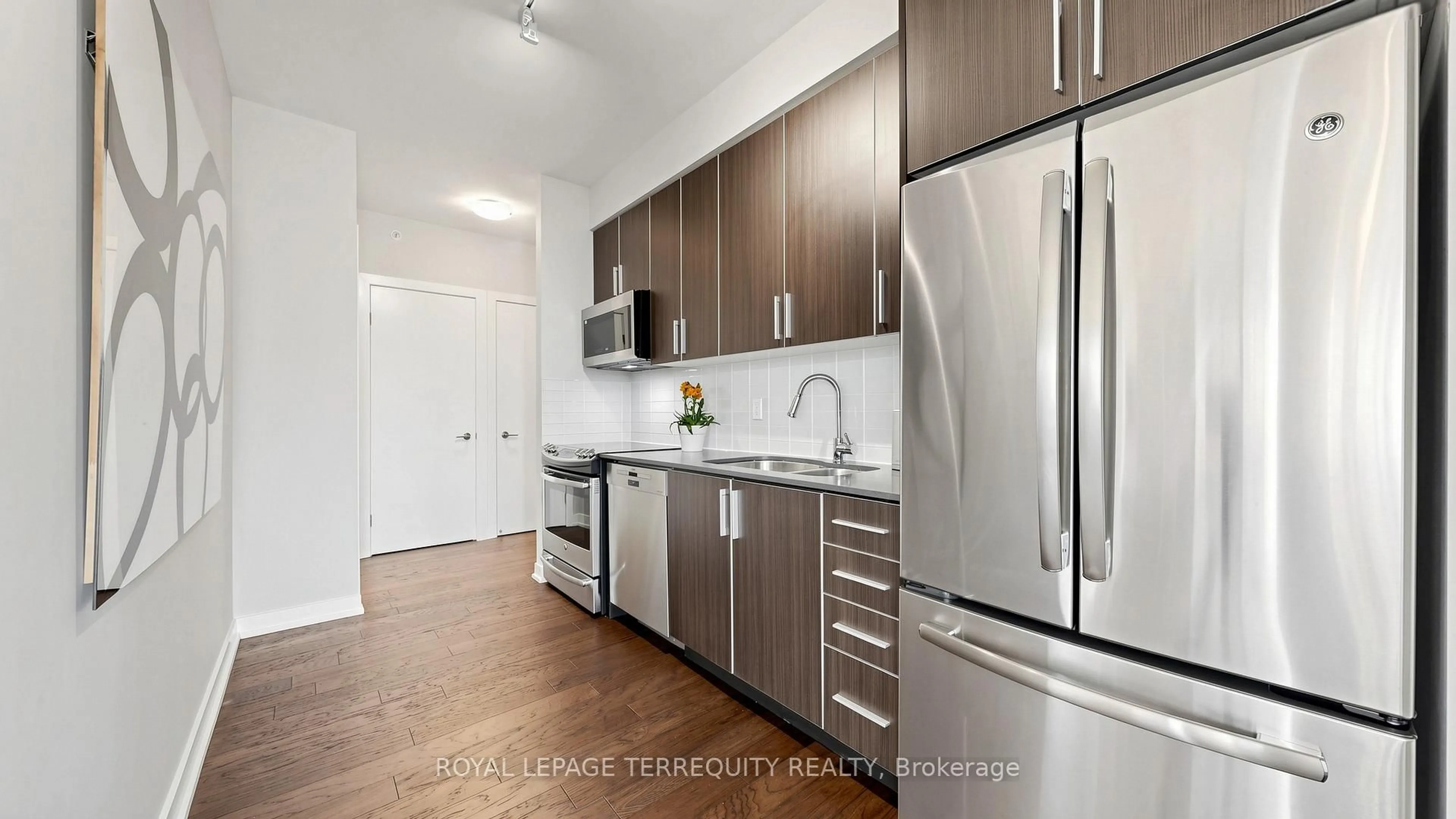 Standard kitchen, wood/laminate floor for 20 Bruyeres Mews #1705, Toronto Ontario M5V 0G8