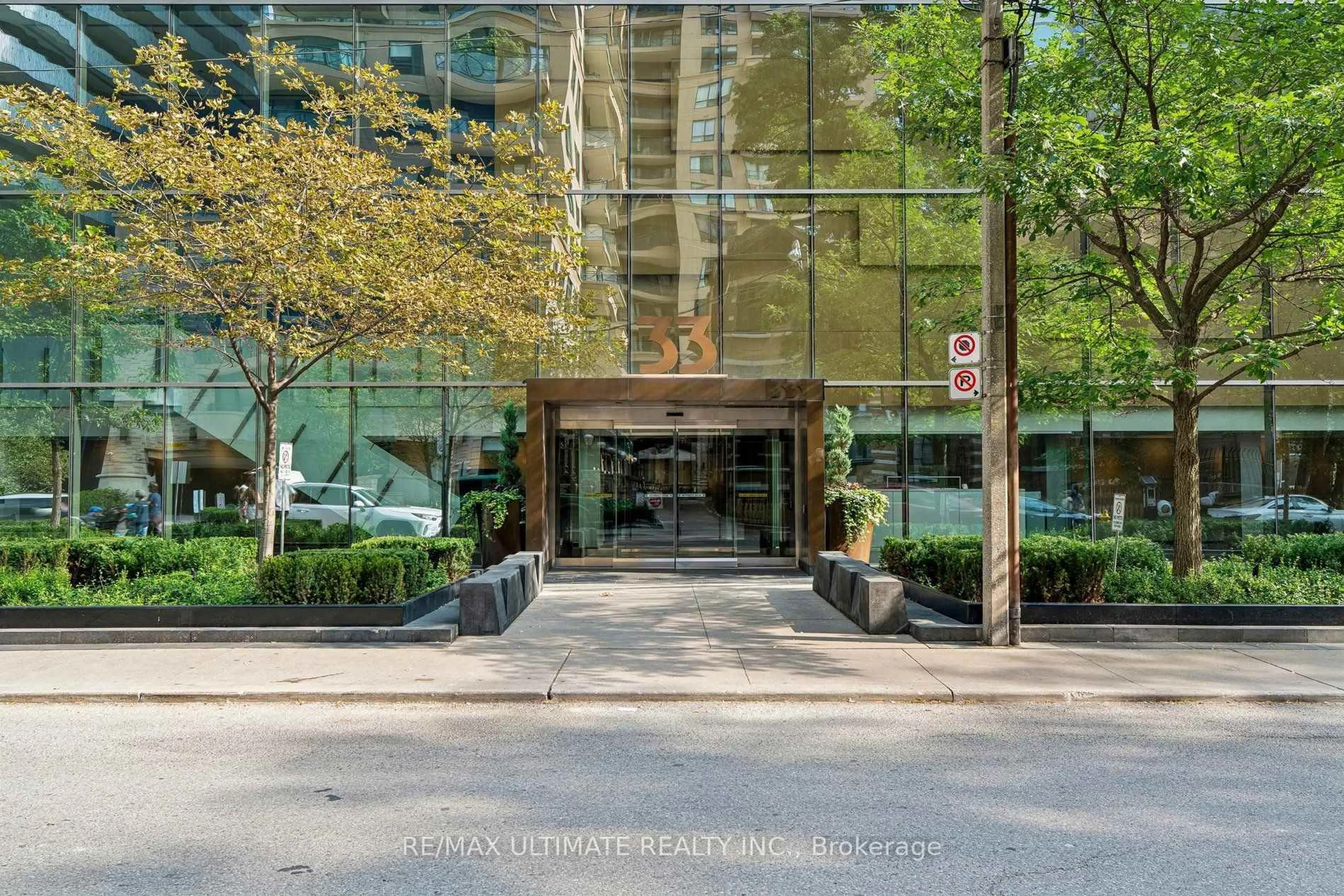 Indoor foyer for 33 Charles St #905, Toronto Ontario M4Y 1R9