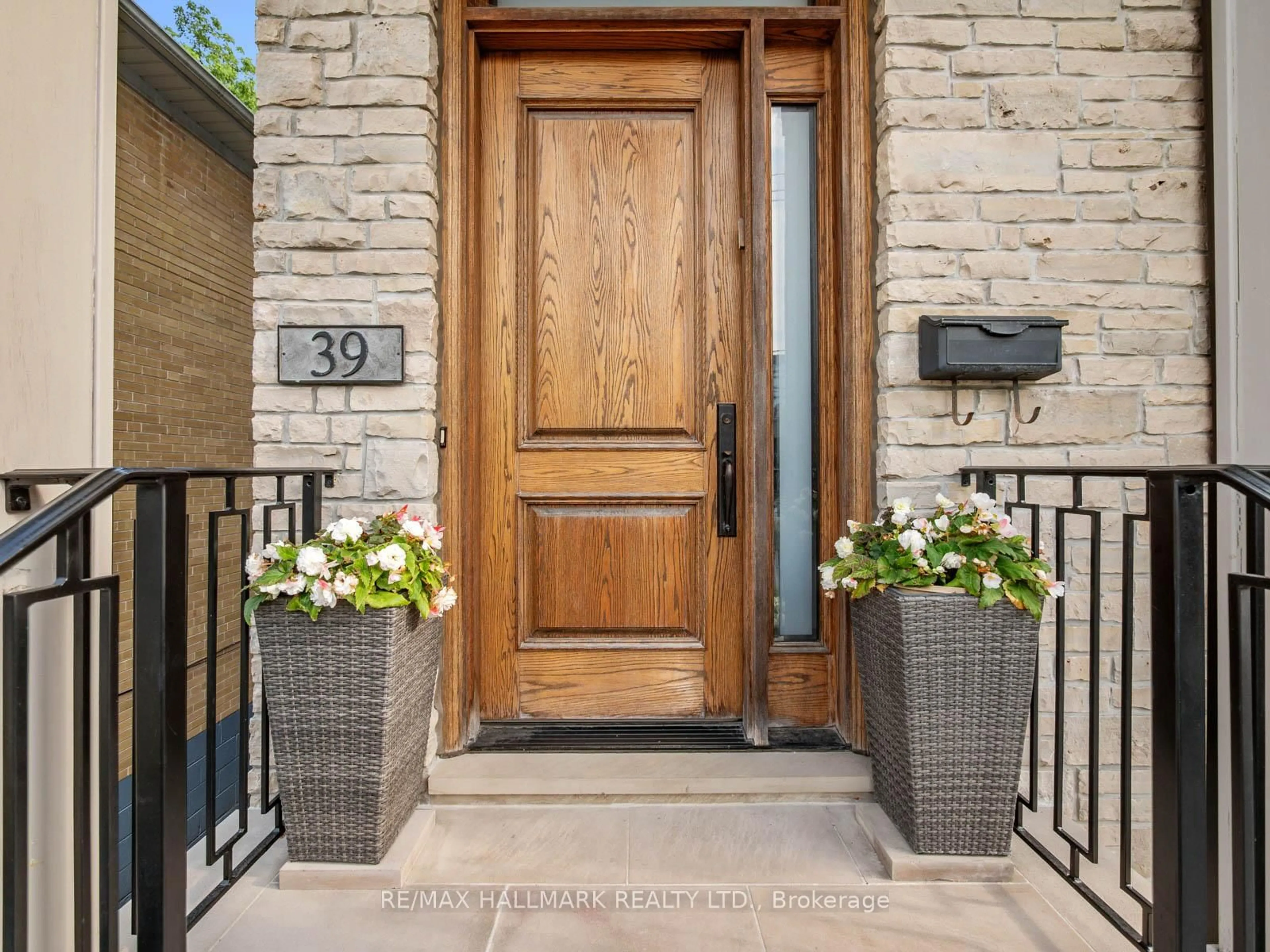 Indoor entryway for 39 Glenforest Rd, Toronto Ontario M4N 1Z7