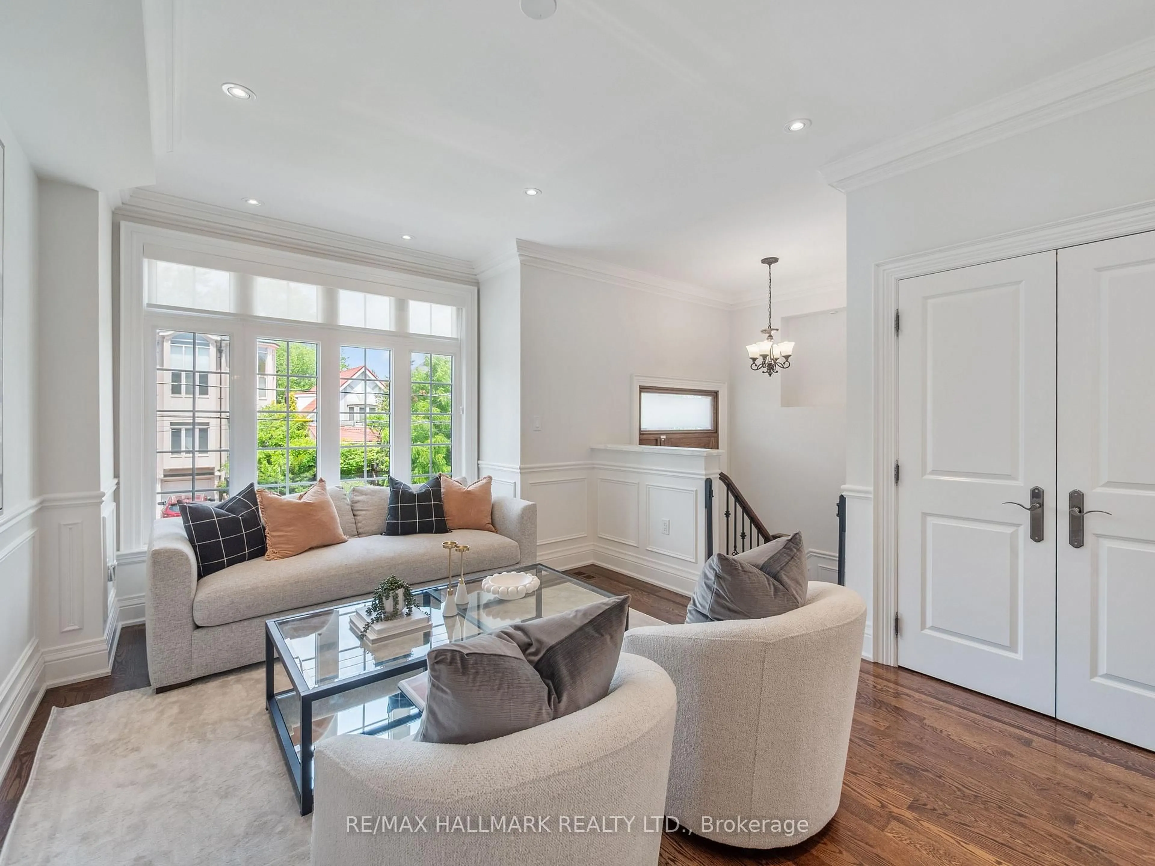Living room with furniture, unknown for 39 Glenforest Rd, Toronto Ontario M4N 1Z7