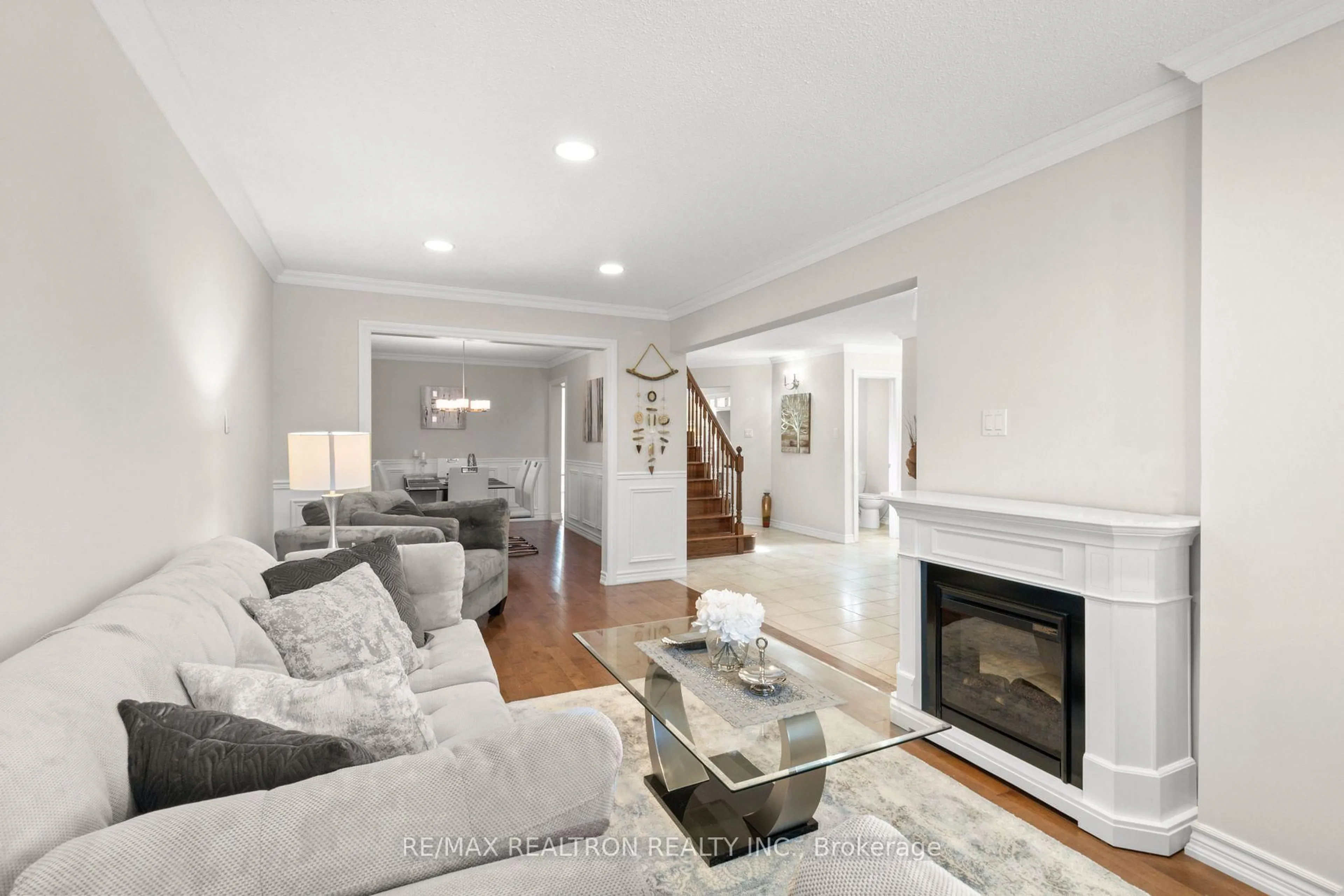 Living room with furniture, unknown for 183 Holmes Ave, Toronto Ontario M2N 4M7