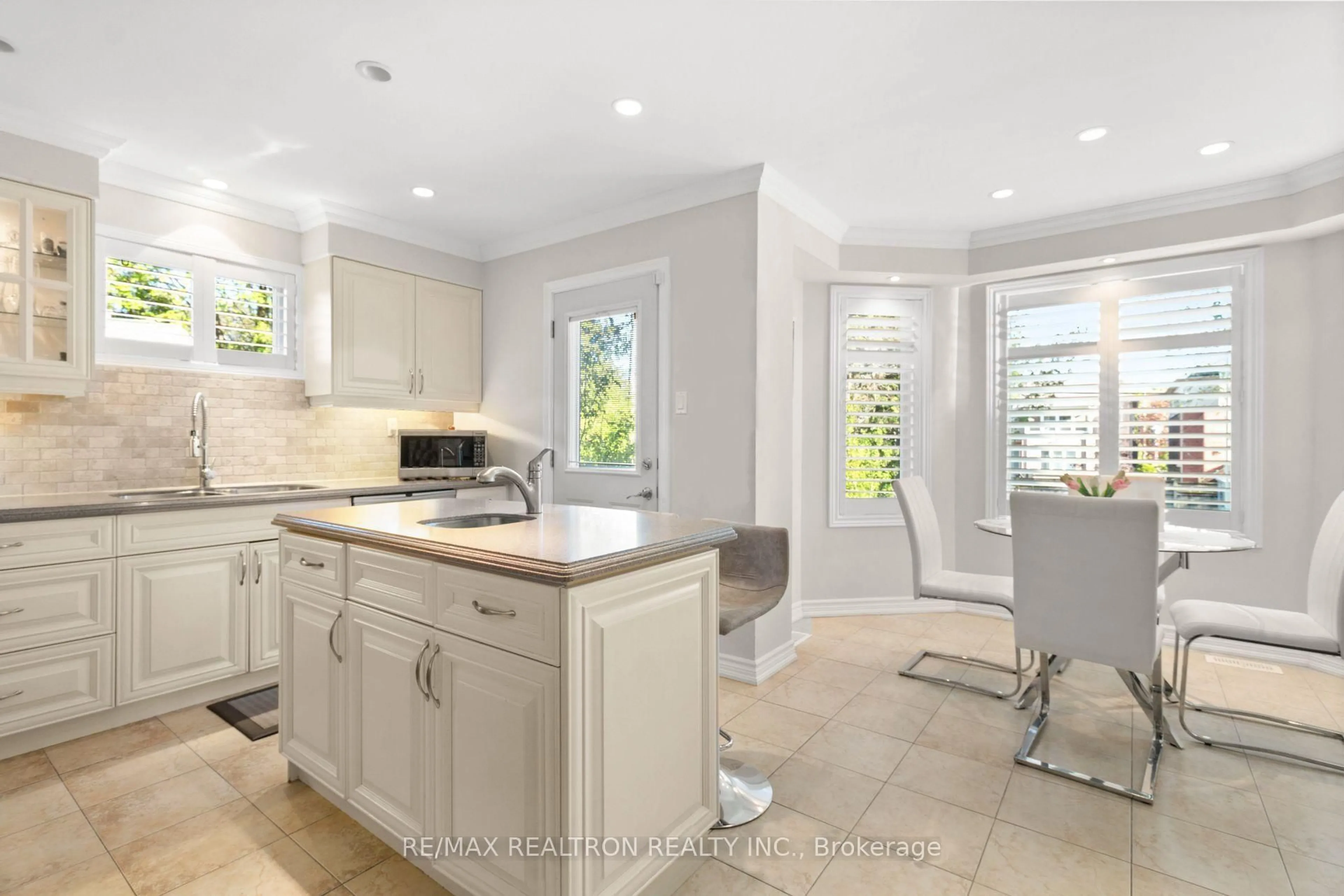 Open concept kitchen, ceramic/tile floor for 183 Holmes Ave, Toronto Ontario M2N 4M7