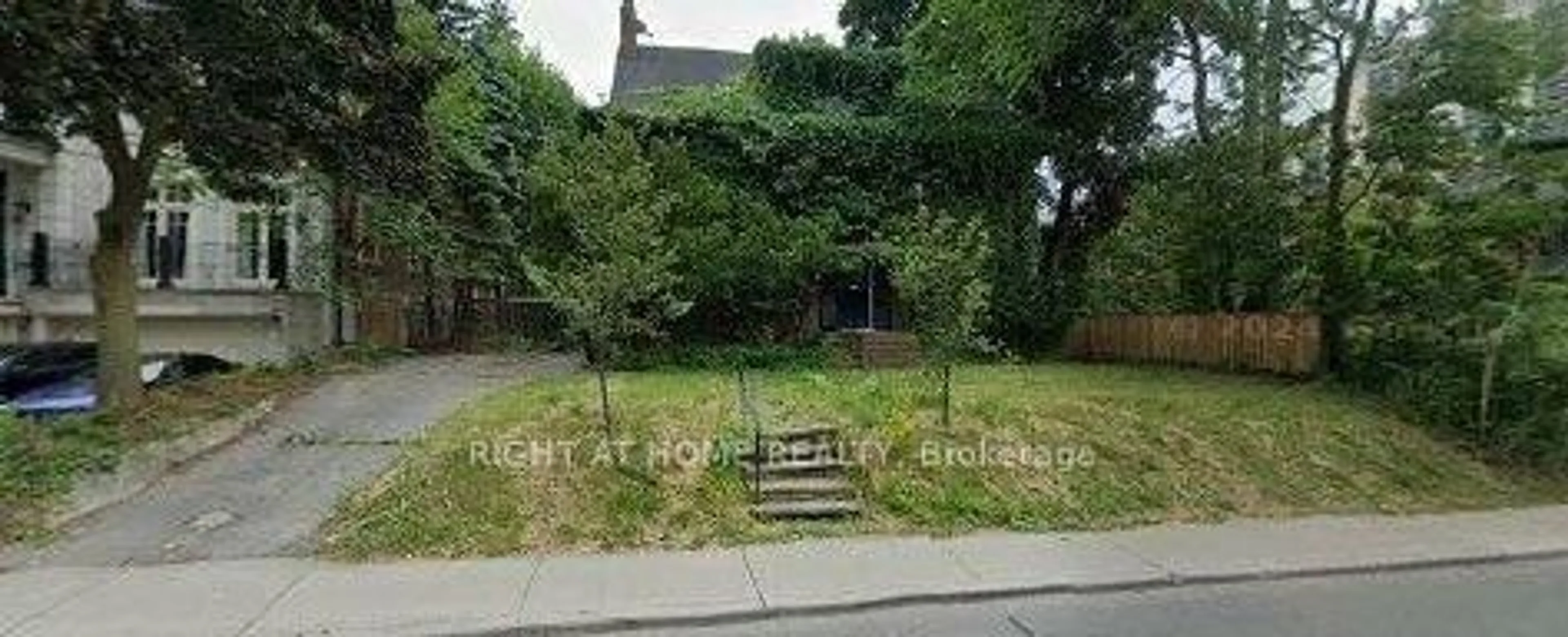 A pic from outside/outdoor area/front of a property/back of a property/a pic from drone, street for 205 Heath St, Toronto Ontario M4V 1V3