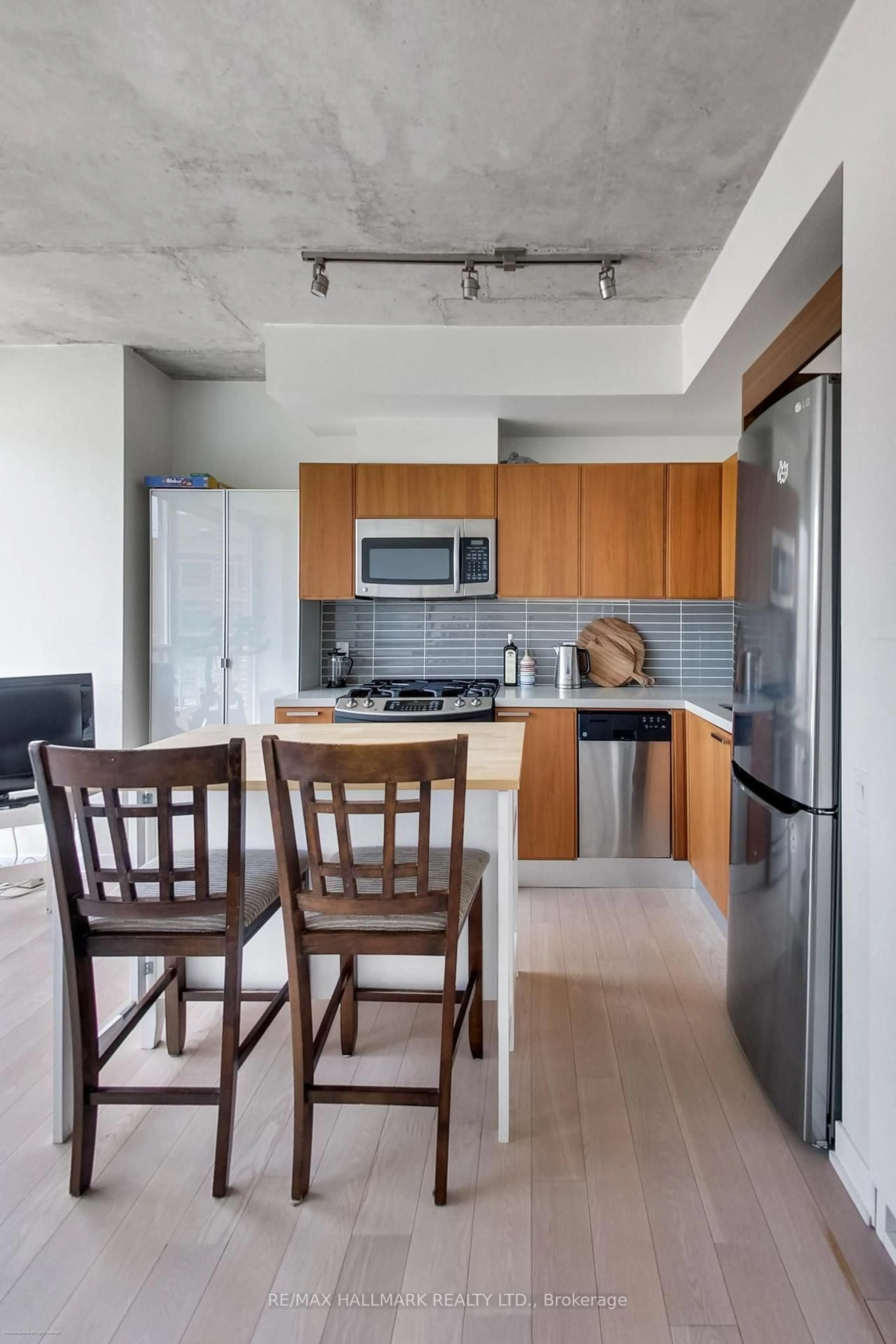 Standard kitchen, unknown for 318 King St #317, Toronto Ontario M5A 0C1