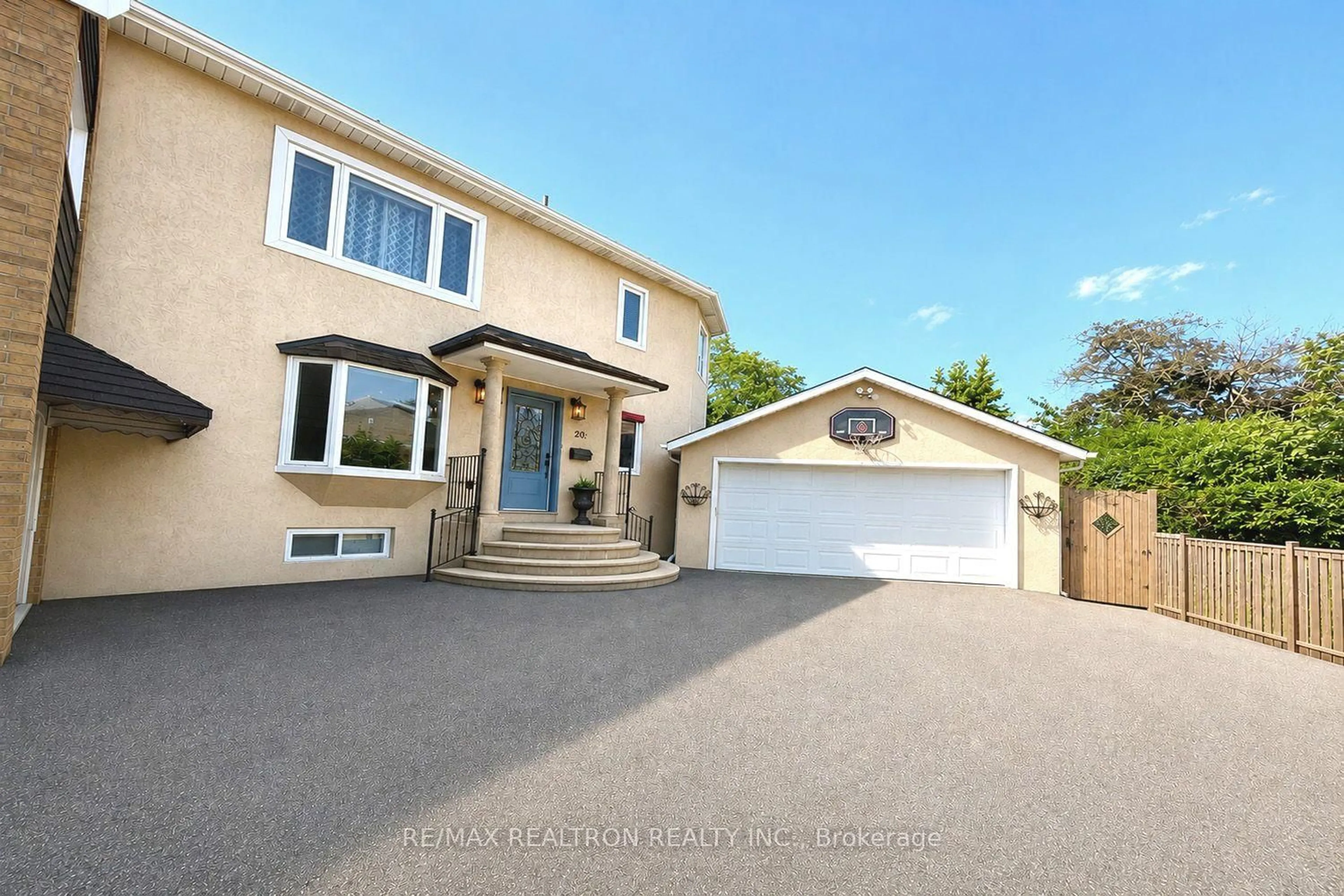 A pic from outside/outdoor area/front of a property/back of a property/a pic from drone, street for 20 Redwing Pl, Toronto Ontario M3C 2A8
