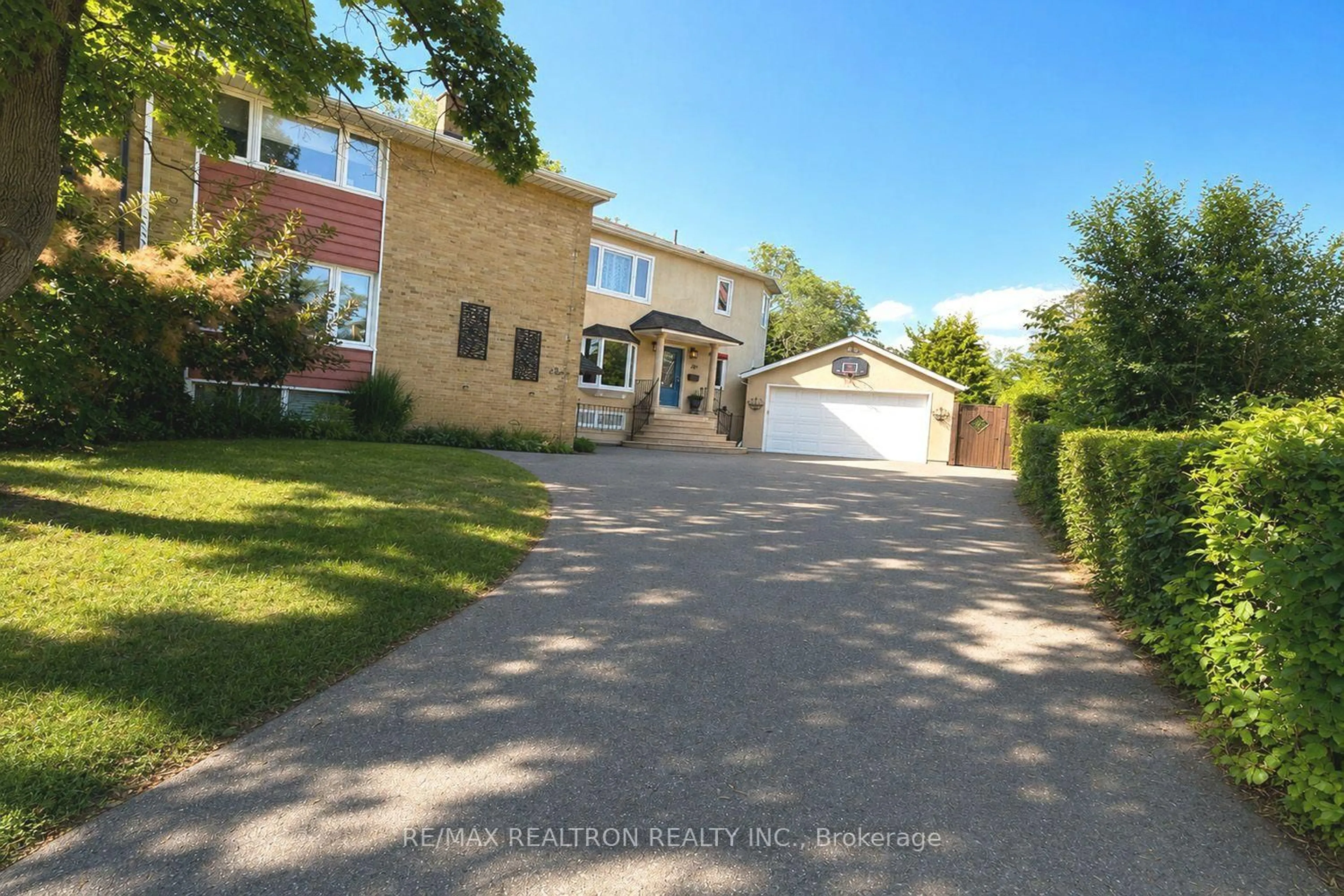 A pic from outside/outdoor area/front of a property/back of a property/a pic from drone, street for 20 Redwing Pl, Toronto Ontario M3C 2A8