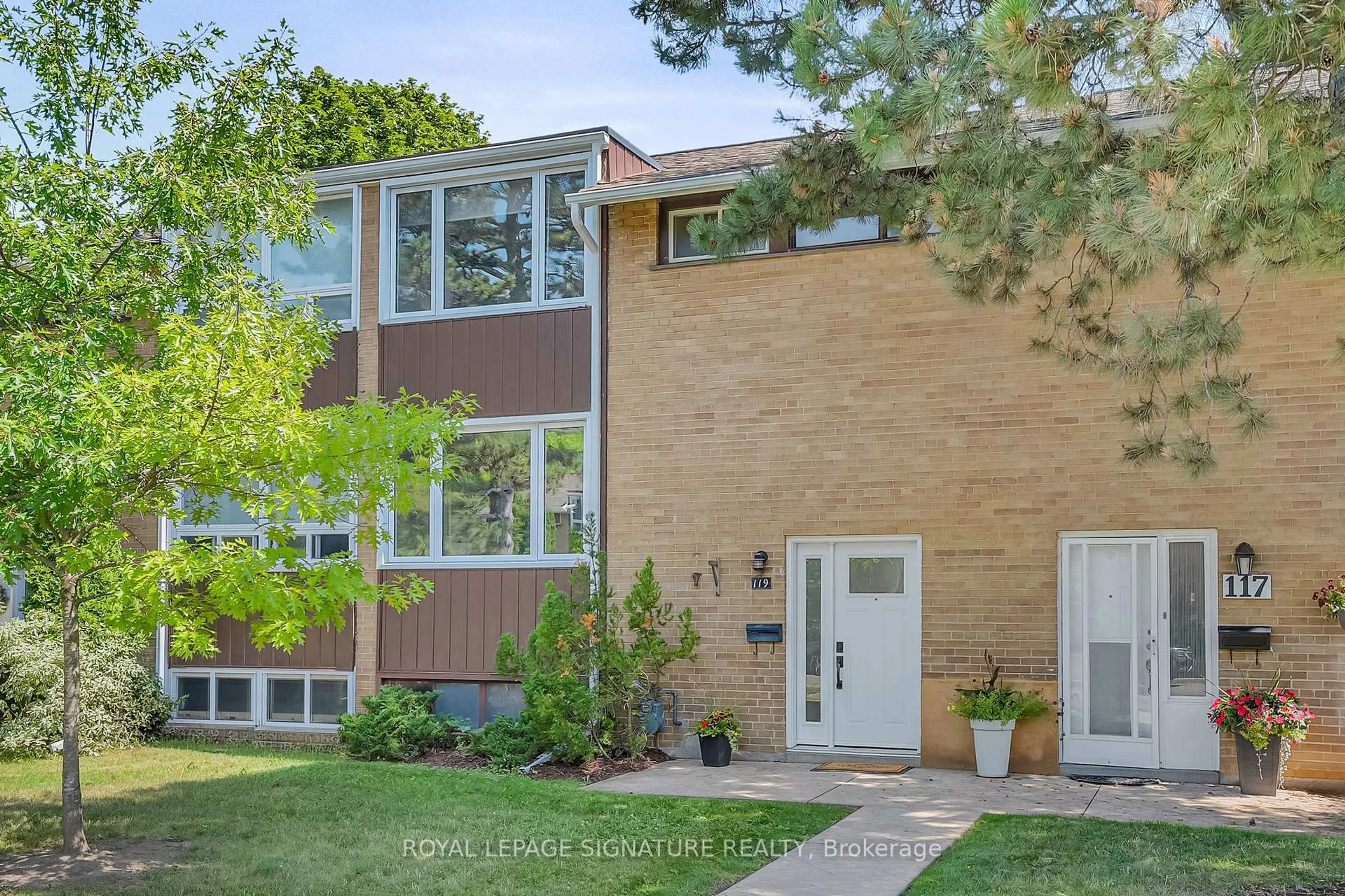 Home with brick exterior material, street for 119 Southill Dr #10, Toronto Ontario M3C 2H9