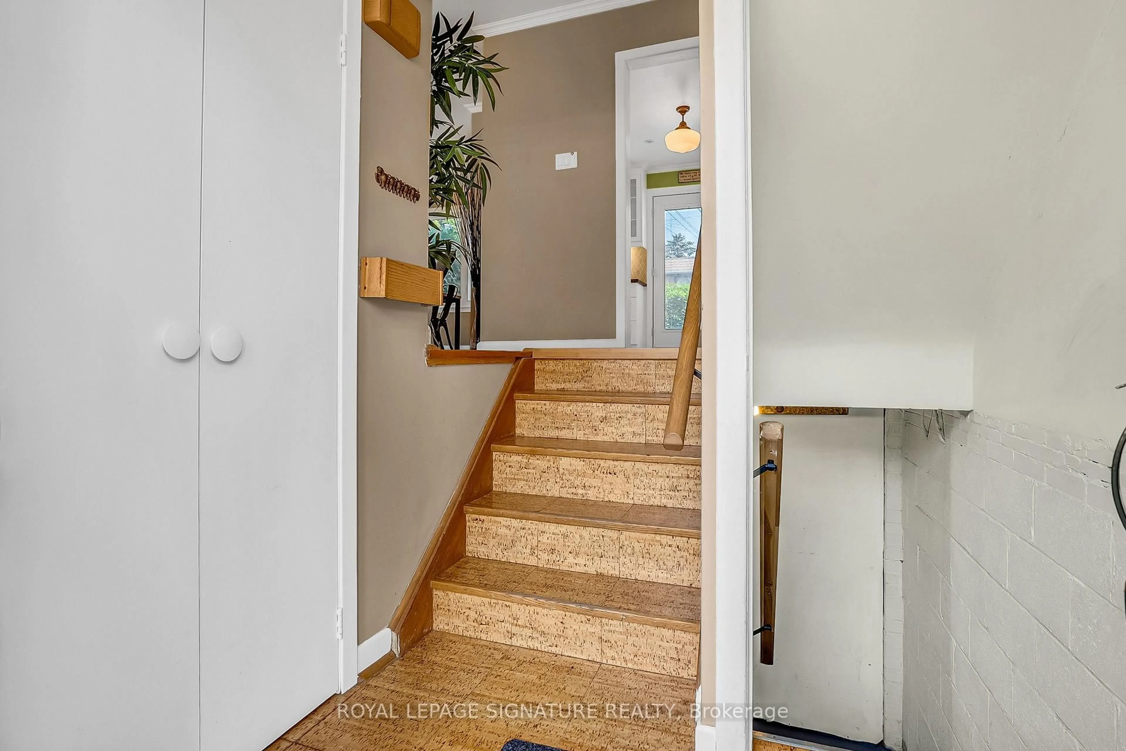 Indoor entryway for 119 Southill Dr #10, Toronto Ontario M3C 2H9