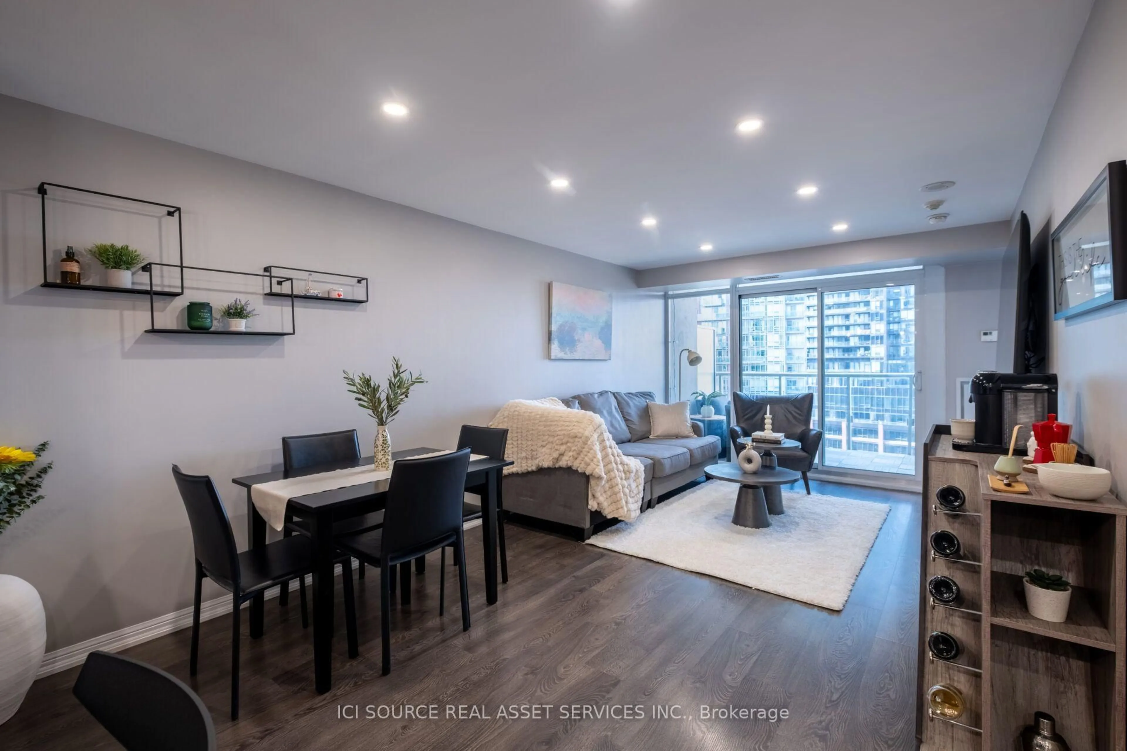 Living room with furniture, wood/laminate floor for 125 Western Battery Rd #1109, Toronto Ontario M6K 3R8