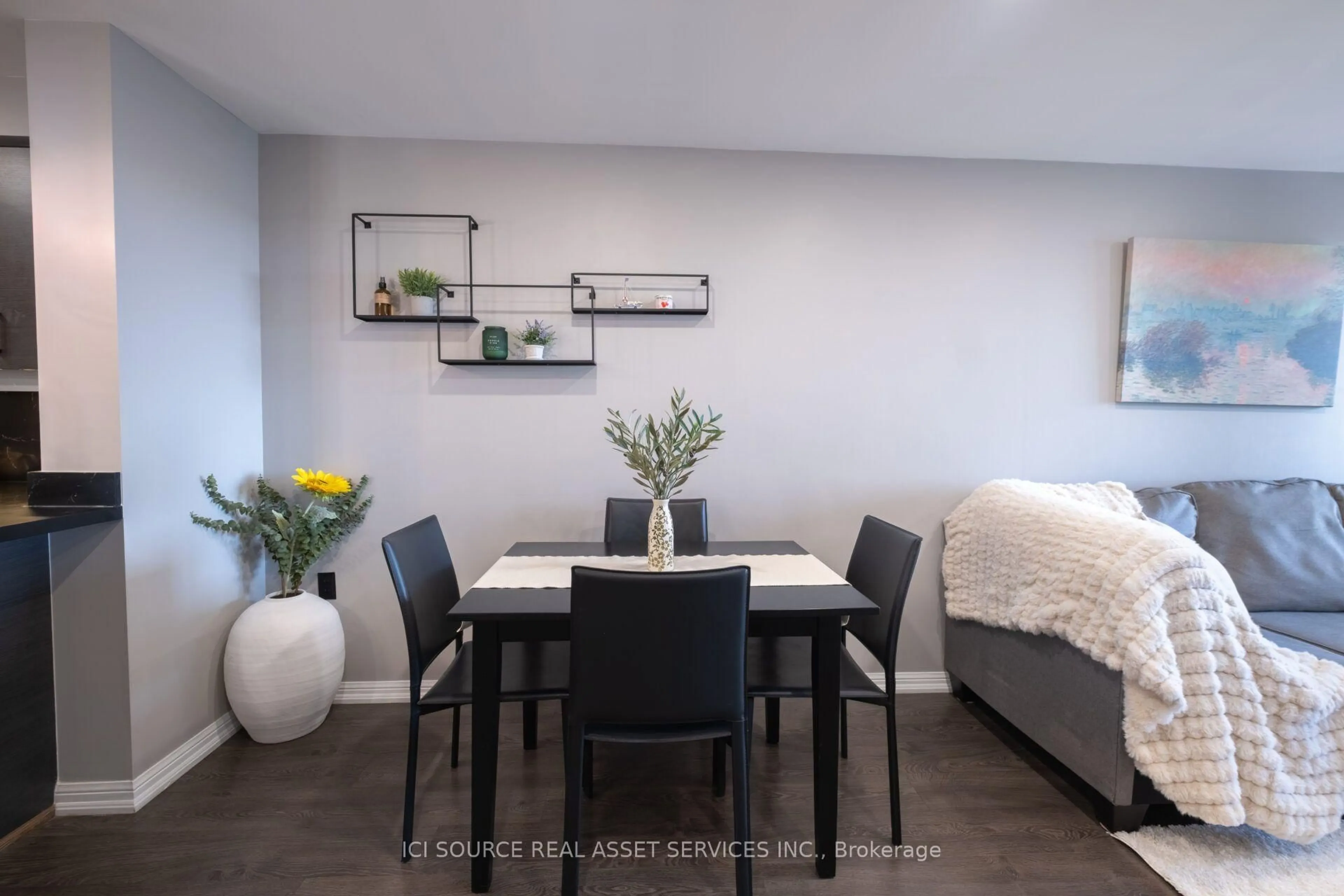 Living room with furniture, wood/laminate floor for 125 Western Battery Rd #1109, Toronto Ontario M6K 3R8