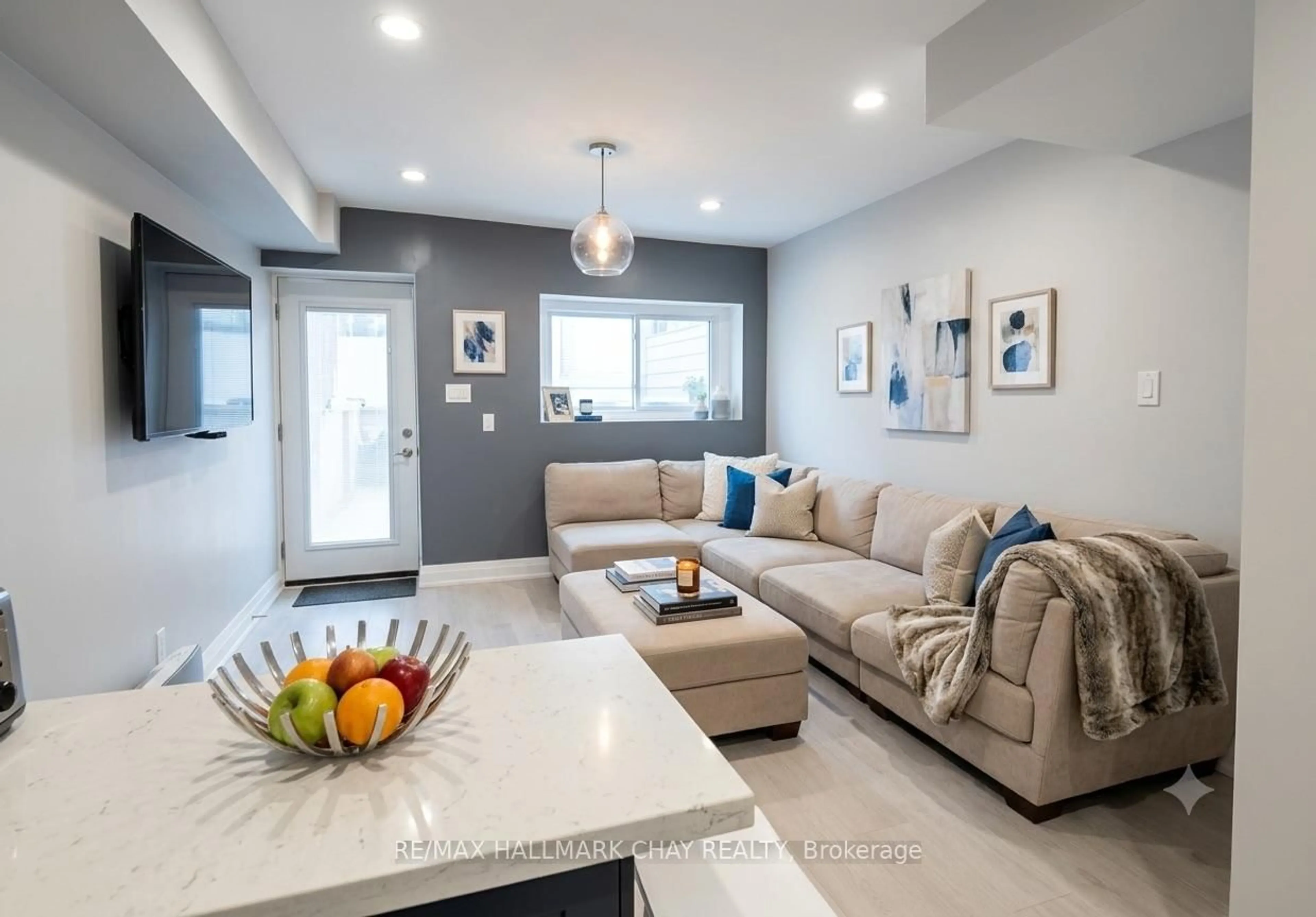 Living room with furniture, unknown for 48 Carr St, Toronto Ontario M5T 1B7