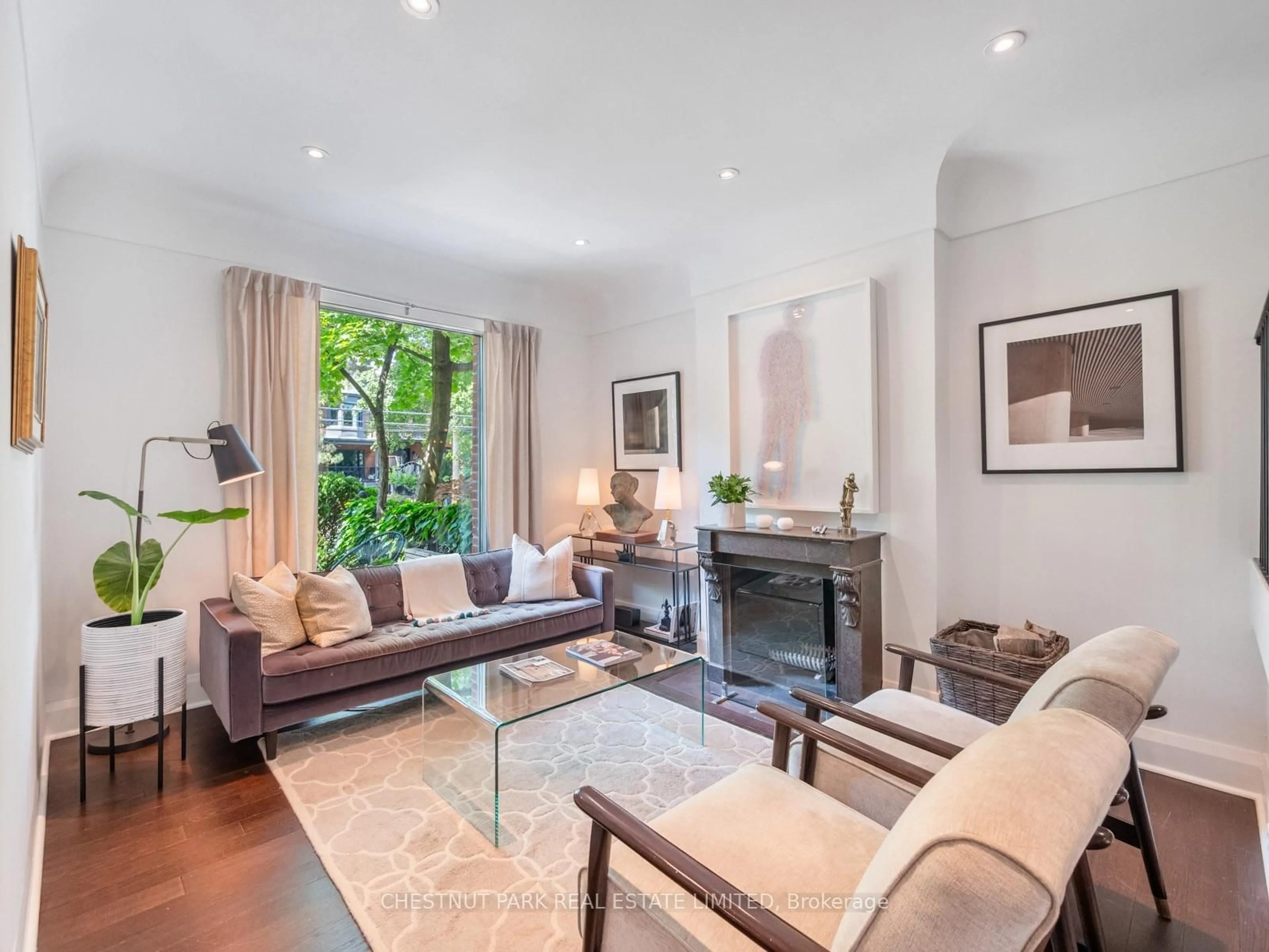 Living room with furniture, unknown for 113 Cottingham St, Toronto Ontario M4V 1B9