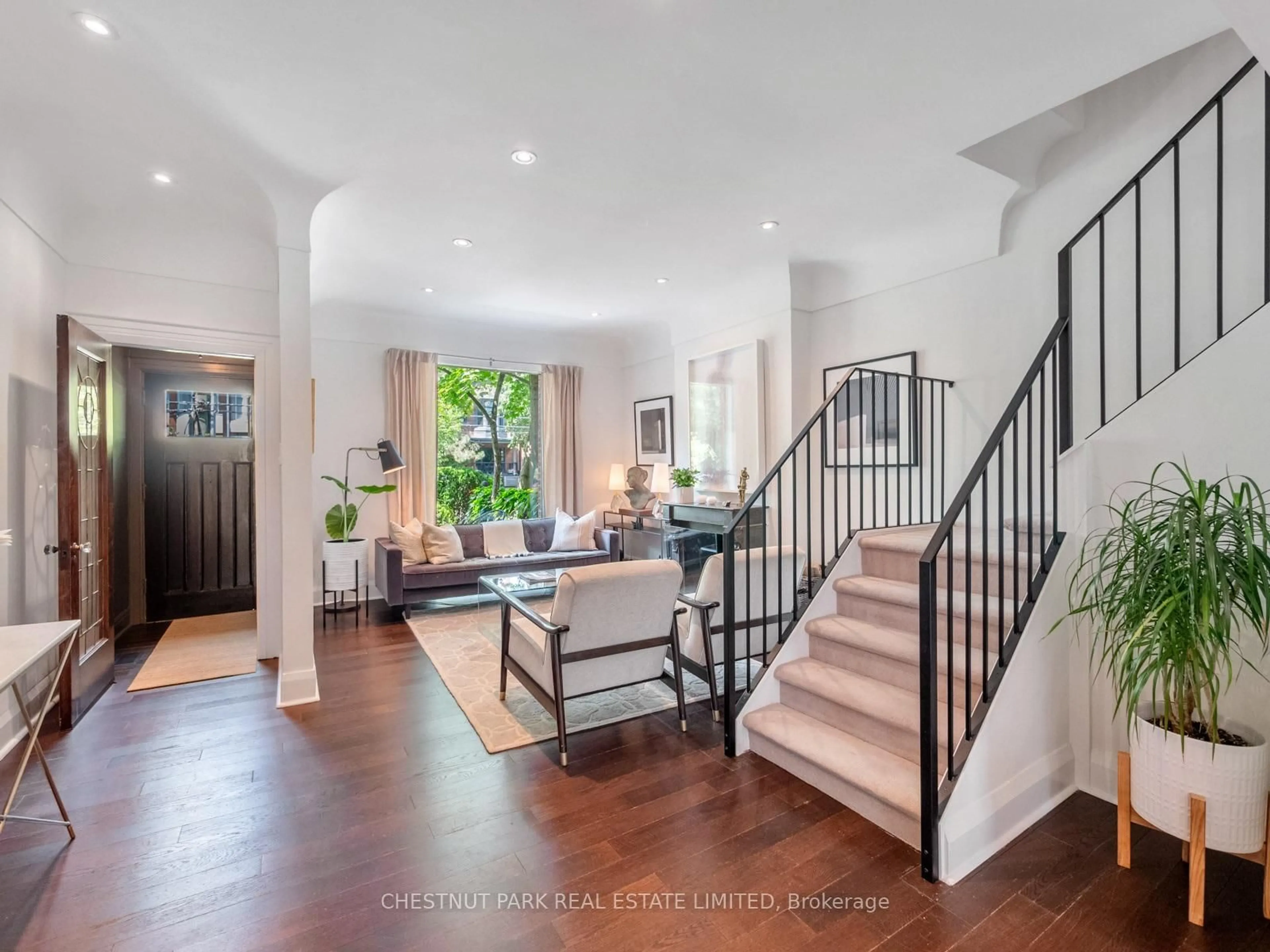 Indoor entryway for 113 Cottingham St, Toronto Ontario M4V 1B9