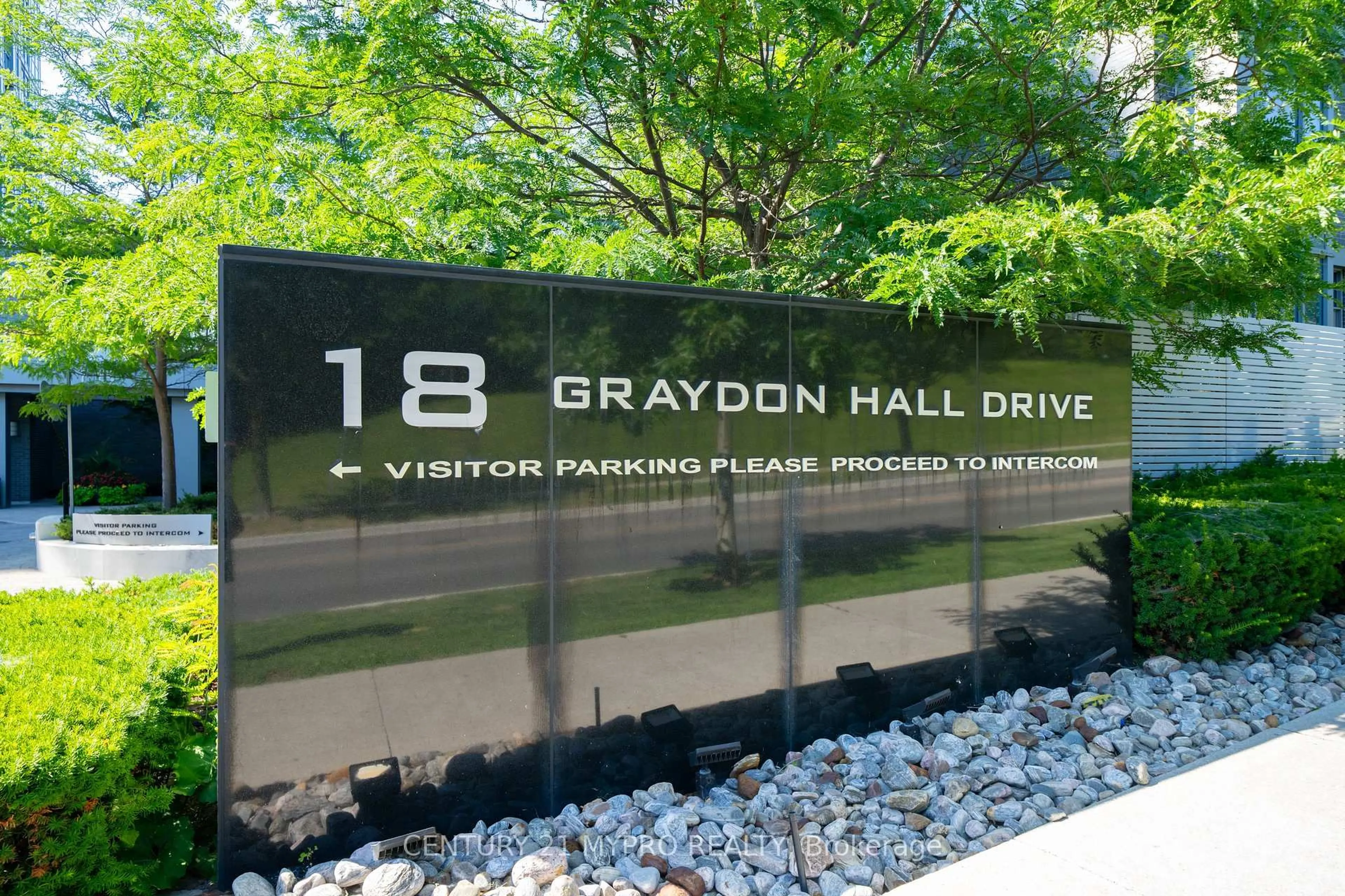 Indoor foyer for 18 Graydon Hall Dr #212, Toronto Ontario M3A 0A4