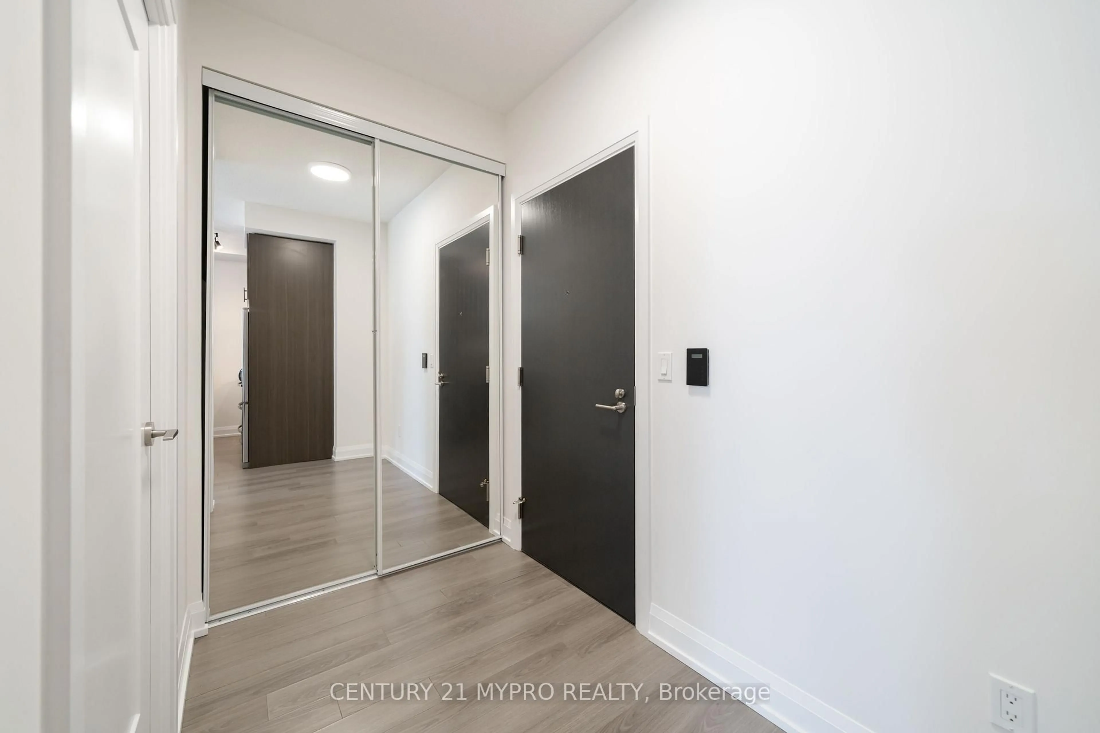 Indoor entryway for 18 Graydon Hall Dr #212, Toronto Ontario M3A 0A4