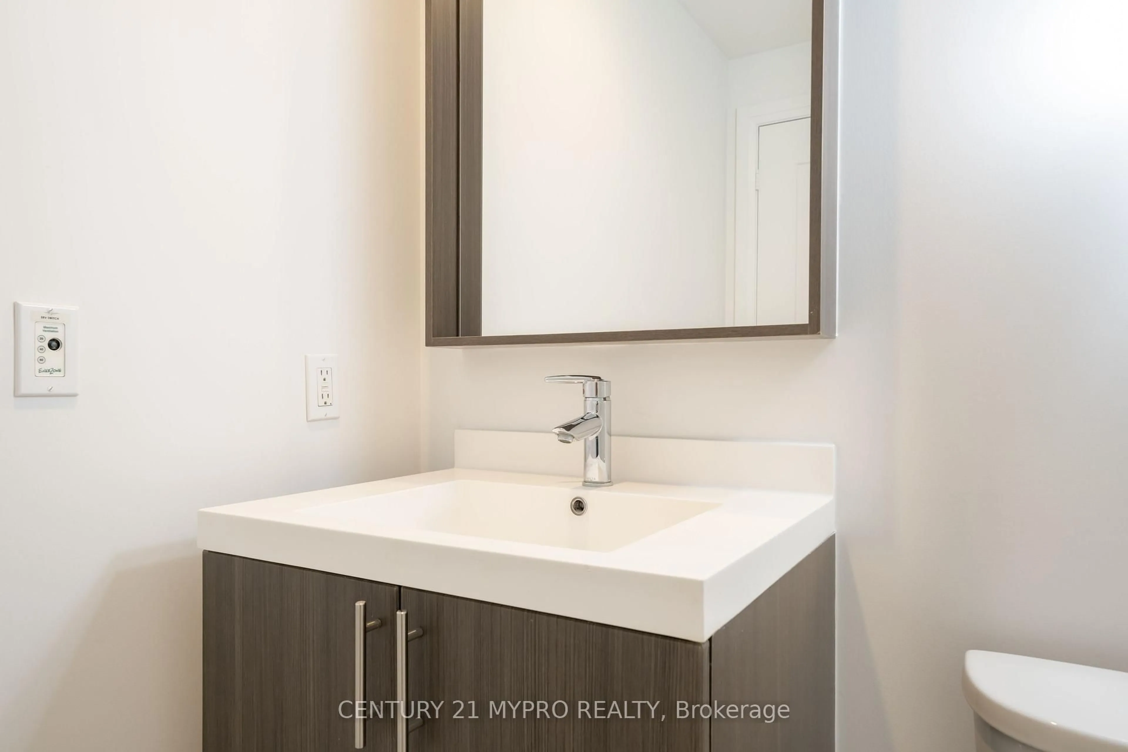Contemporary bathroom, ceramic/tile floor for 18 Graydon Hall Dr #212, Toronto Ontario M3A 0A4