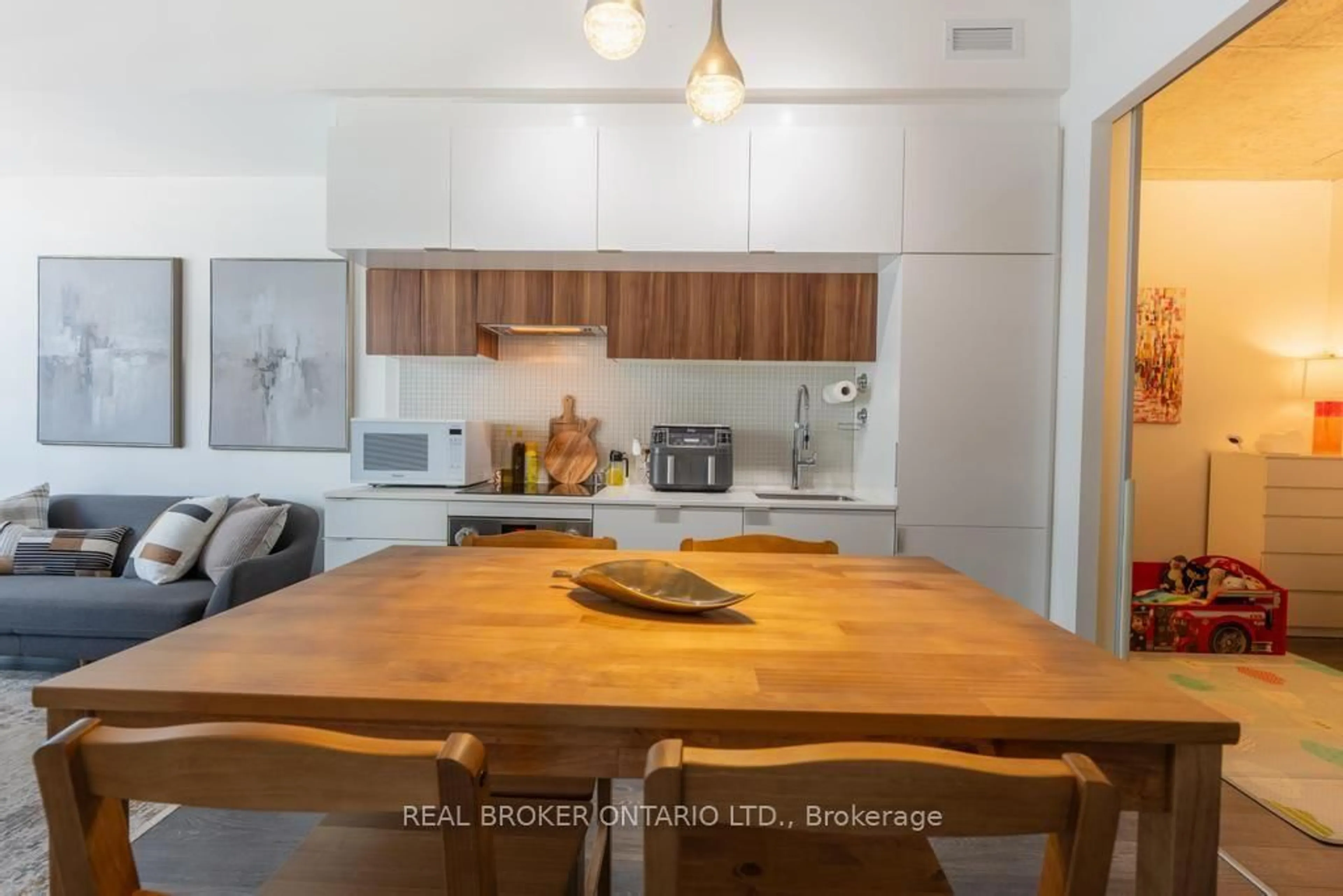 Open concept kitchen, wood/laminate floor for 185 Roehampton Ave #1601, Toronto Ontario M4P 0C6