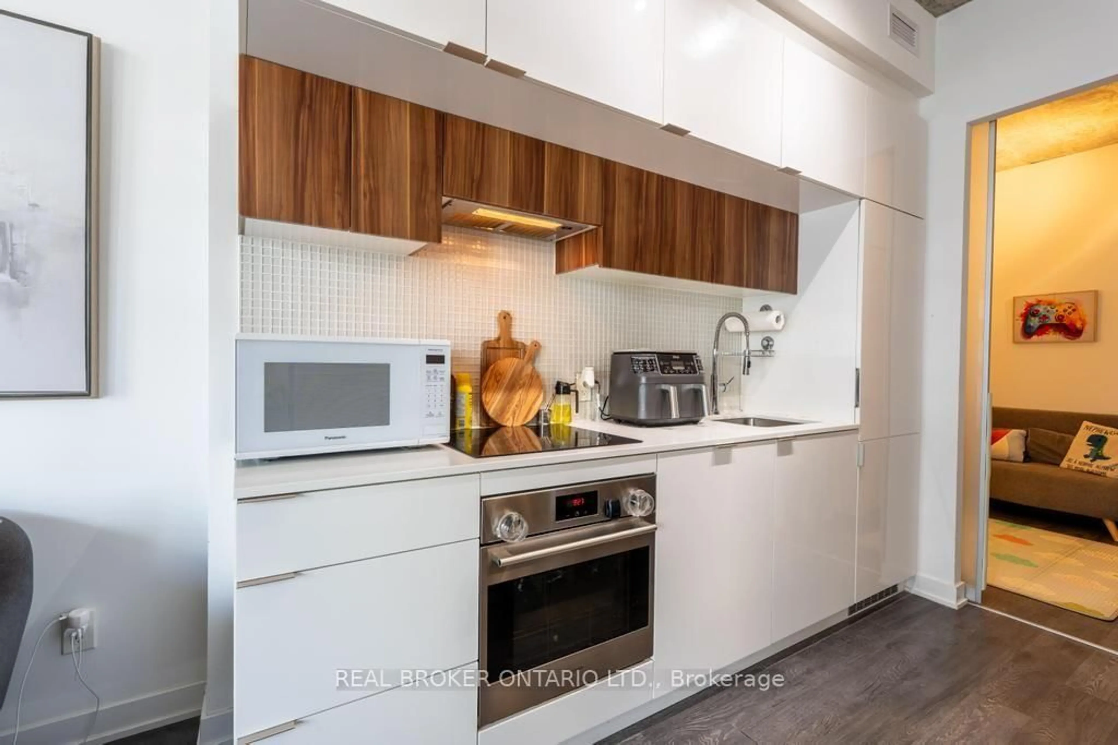 Standard kitchen, unknown for 185 Roehampton Ave #1601, Toronto Ontario M4P 0C6