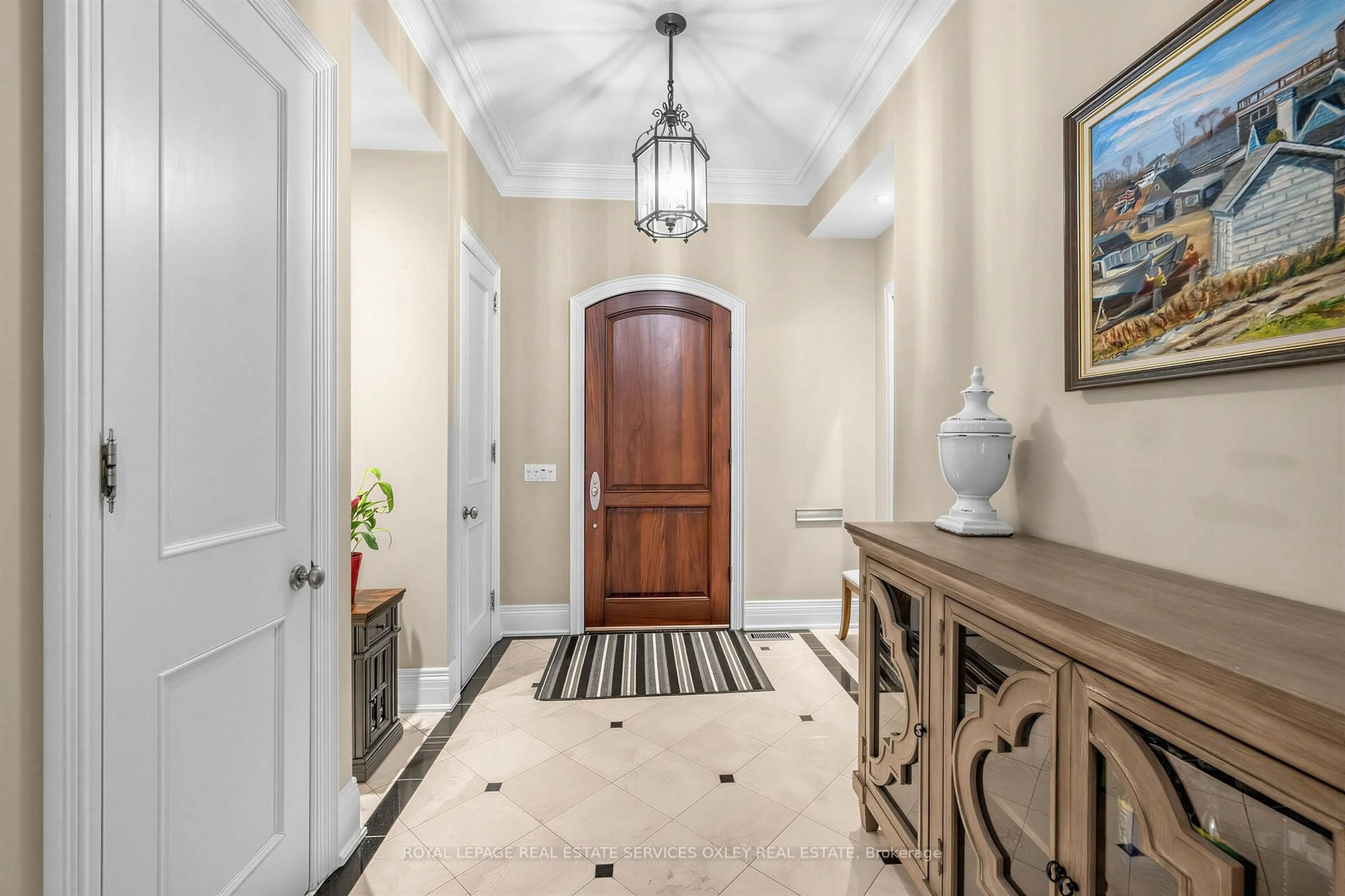 Indoor entryway for 155 South Dr, Toronto Ontario M4W 1S3