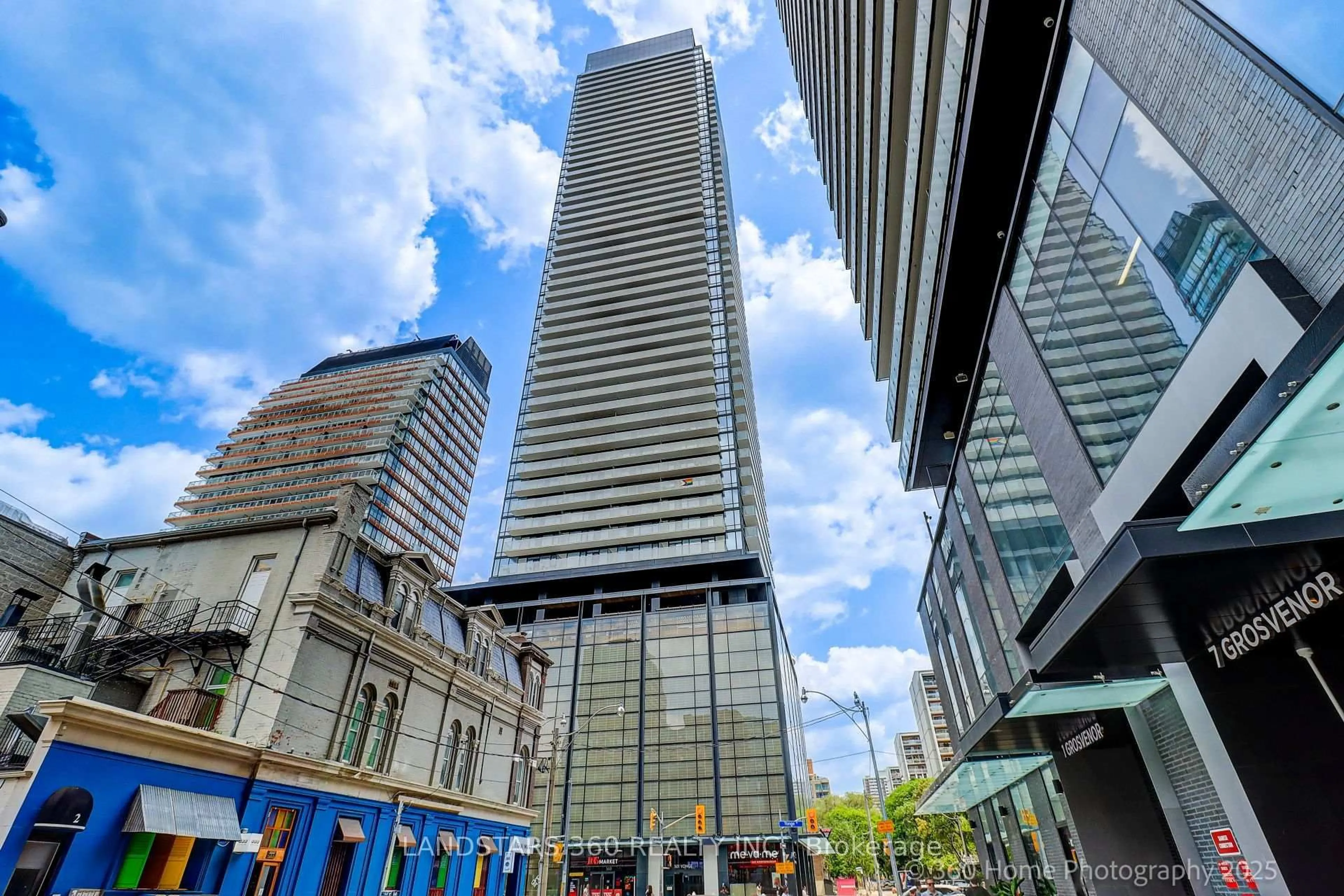 Indoor foyer for 501 Yonge St #4202, Toronto Ontario L1V 1H9
