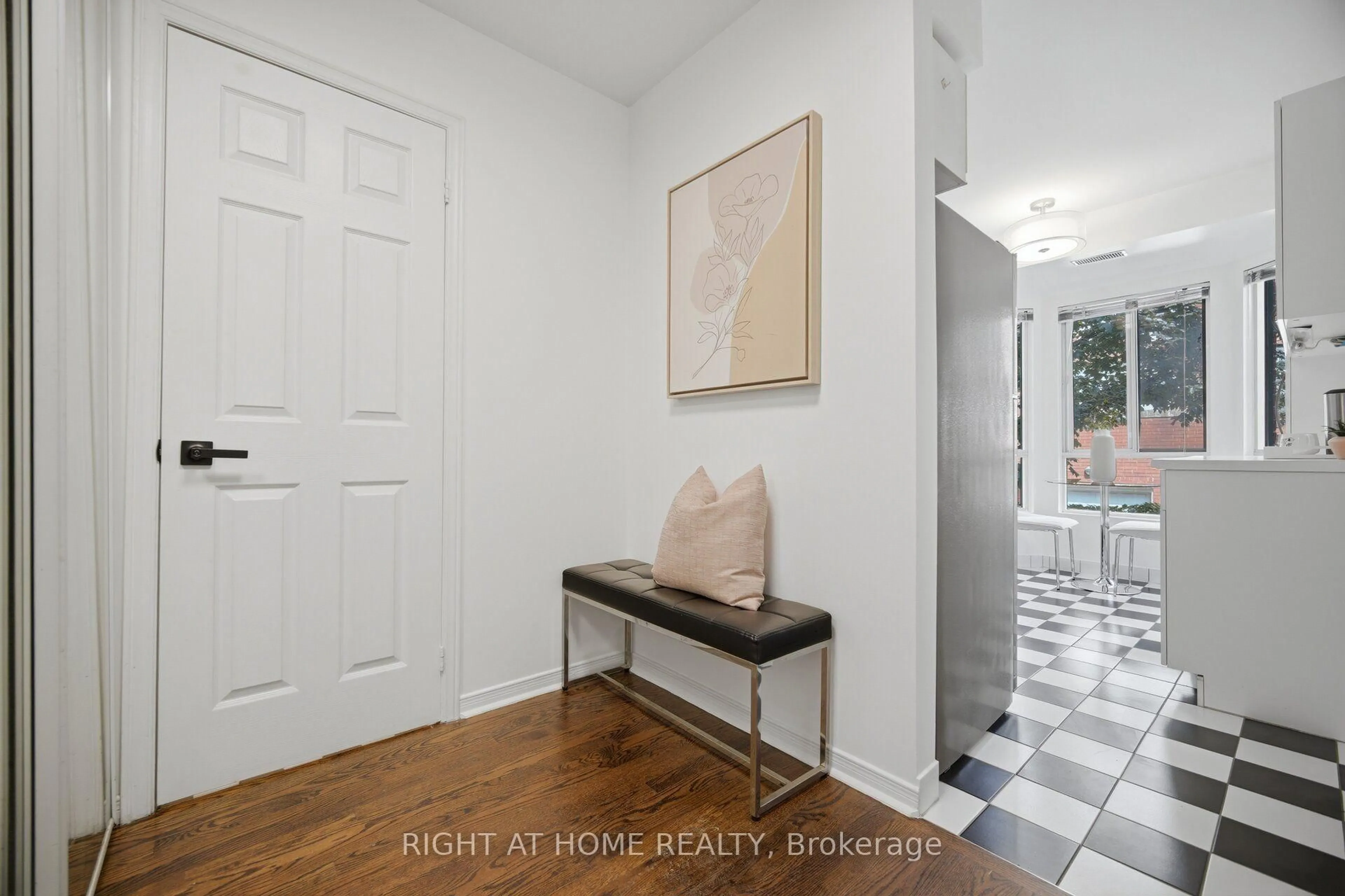 Indoor entryway for 801 King St #TH 8A, Toronto Ontario M5V 3C9