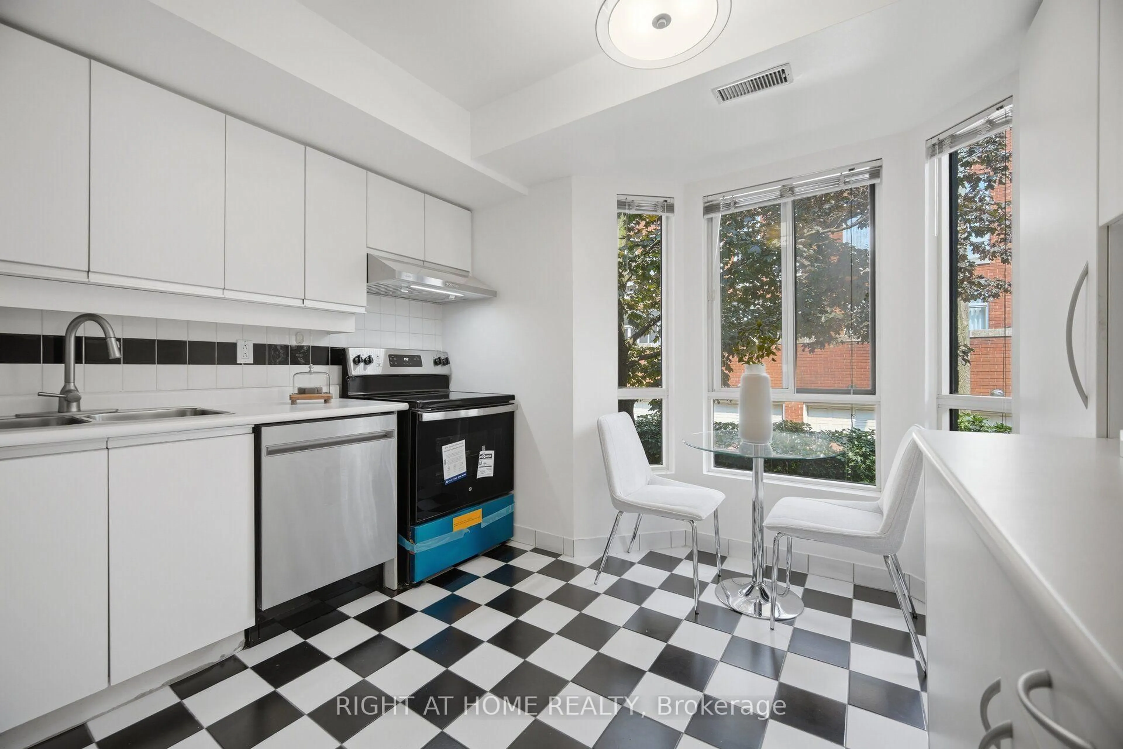 Standard kitchen, ceramic/tile floor for 801 King St #TH 8A, Toronto Ontario M5V 3C9