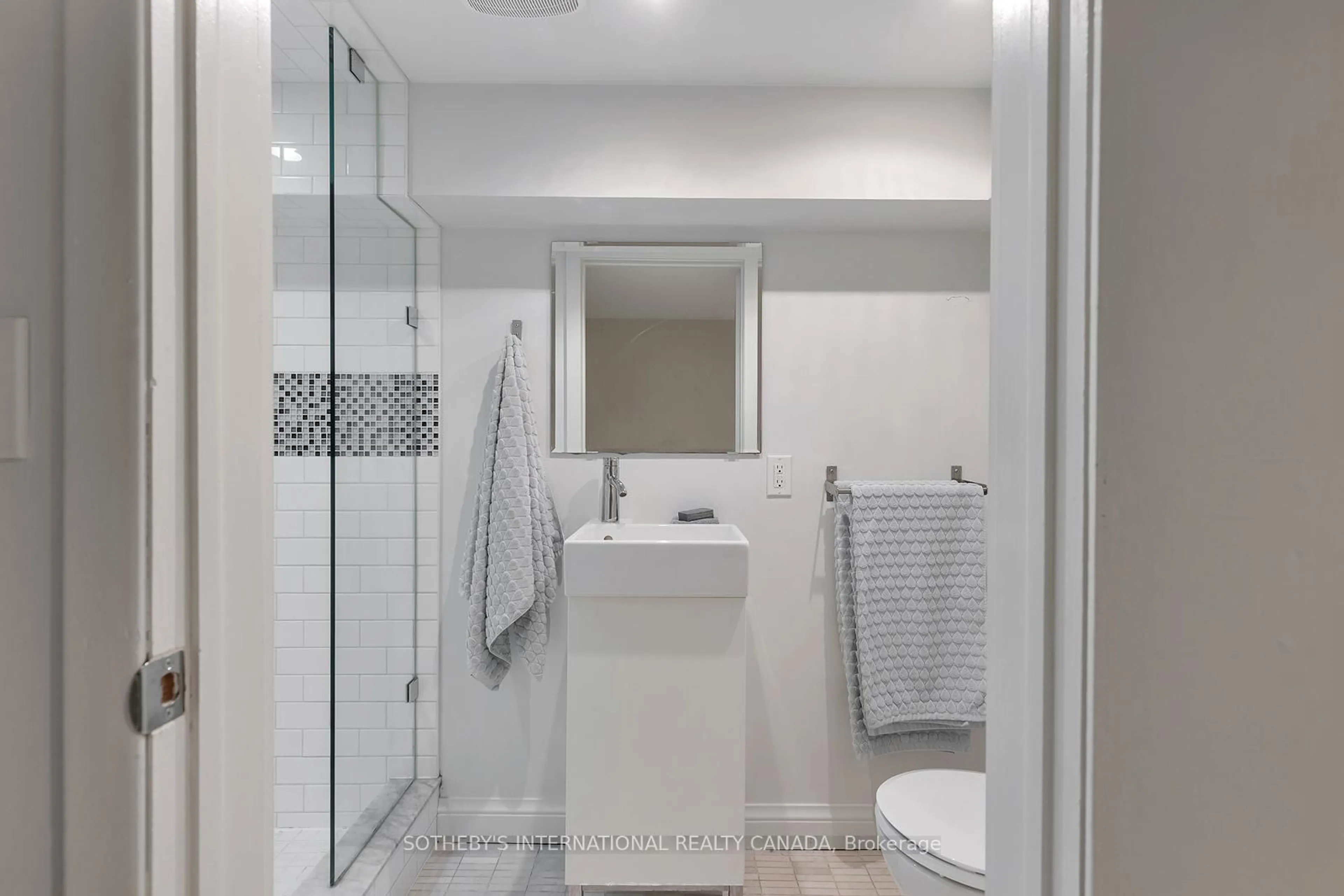 Standard bathroom, ceramic/tile floor for 60 Doonaree Dr, Toronto Ontario M3A 1M6
