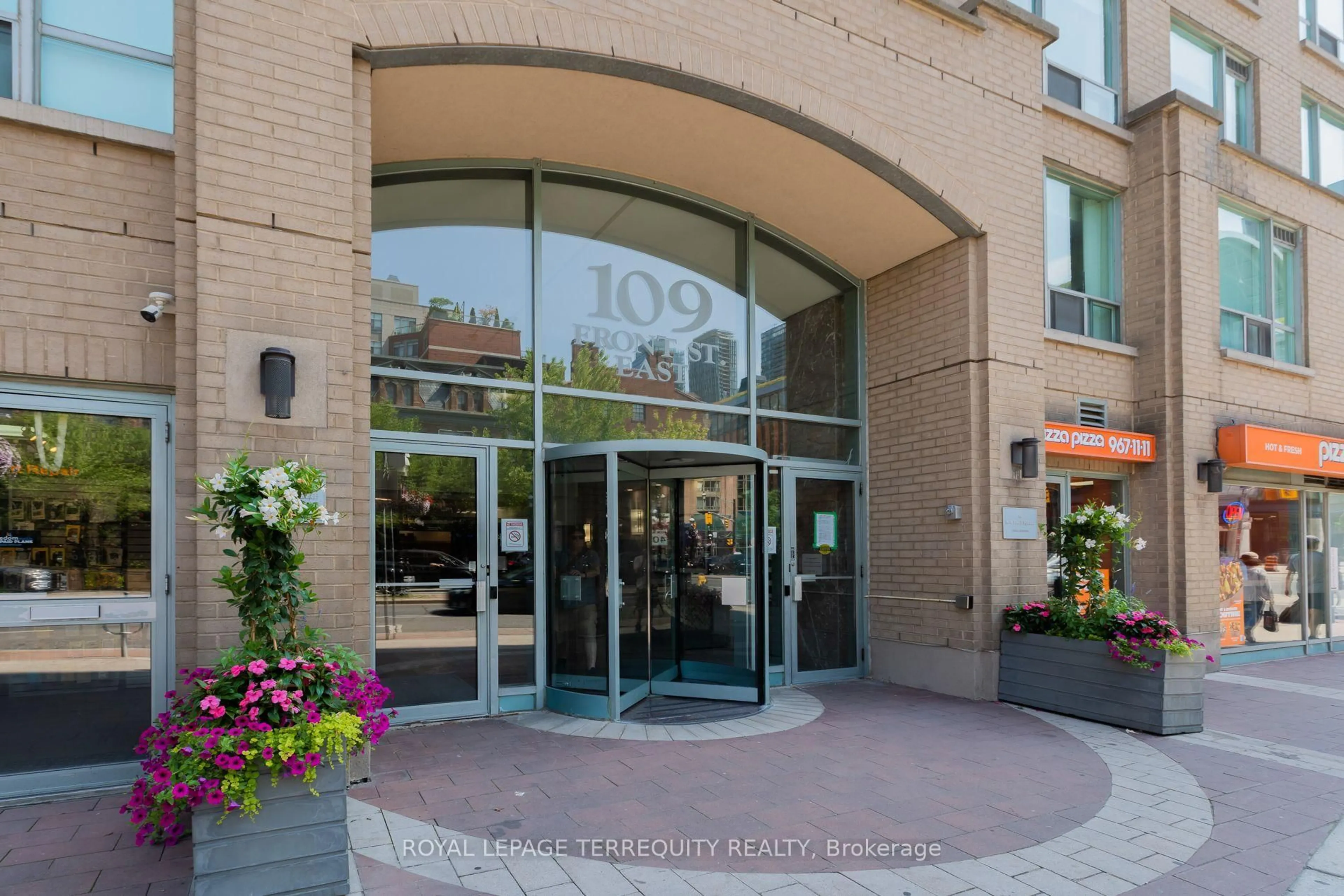 Indoor foyer for 109 Front St #513, Toronto Ontario M5A 4P7