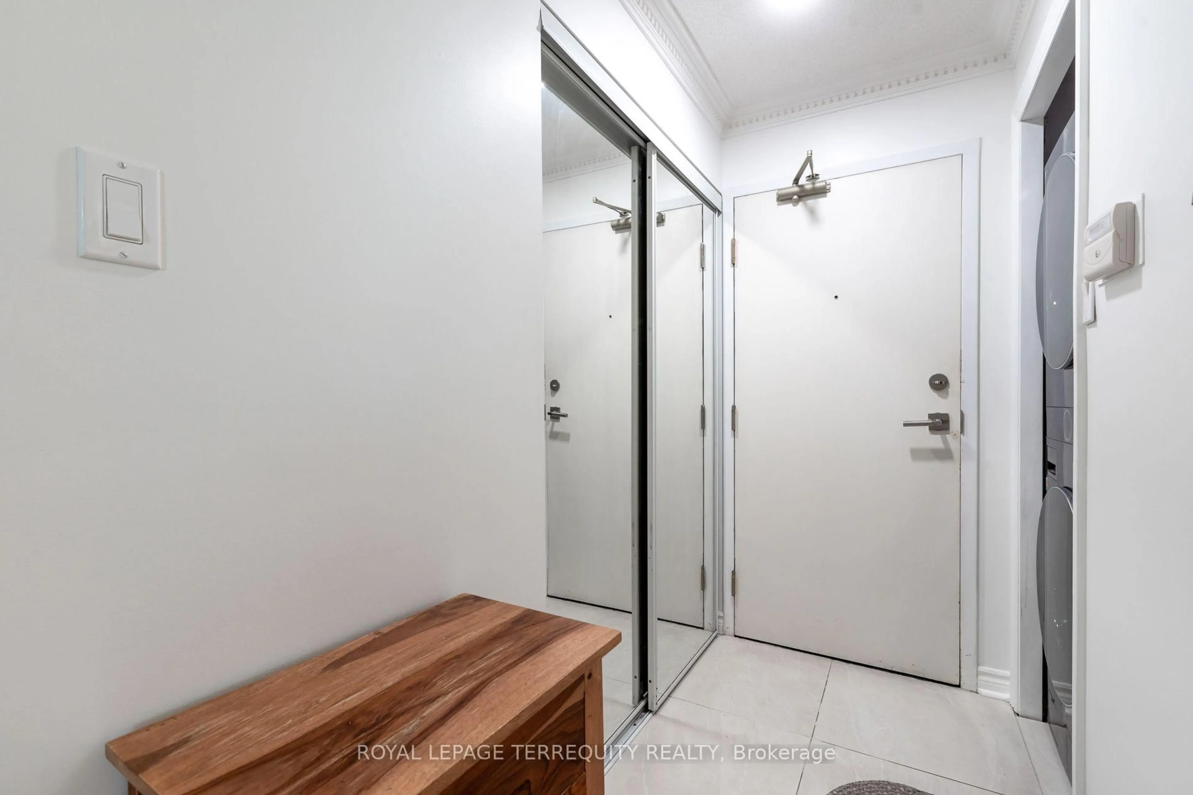 Indoor entryway for 109 Front St #513, Toronto Ontario M5A 4P7