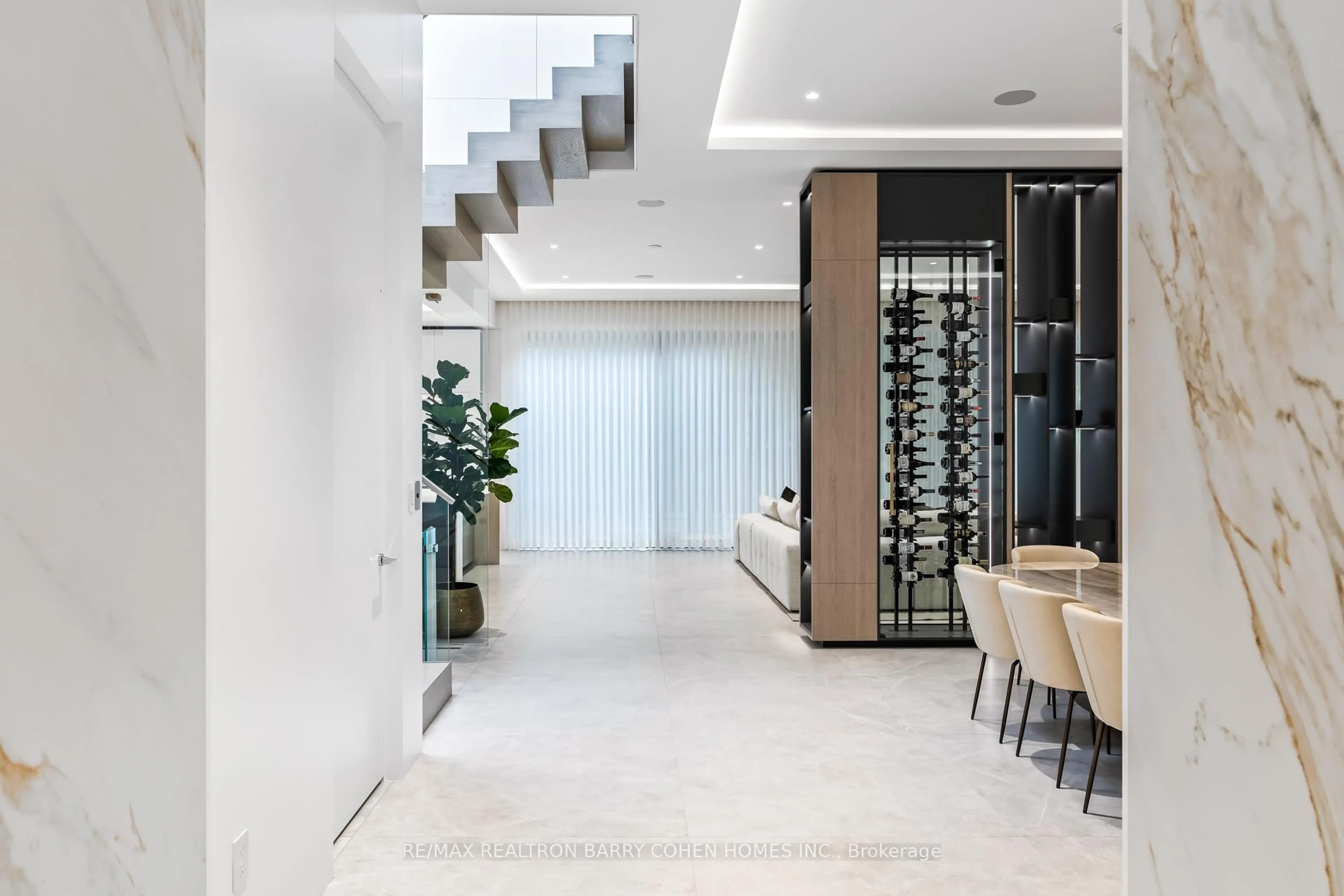 Indoor foyer for 90 Esgore Dr, Toronto Ontario M5M 3R8