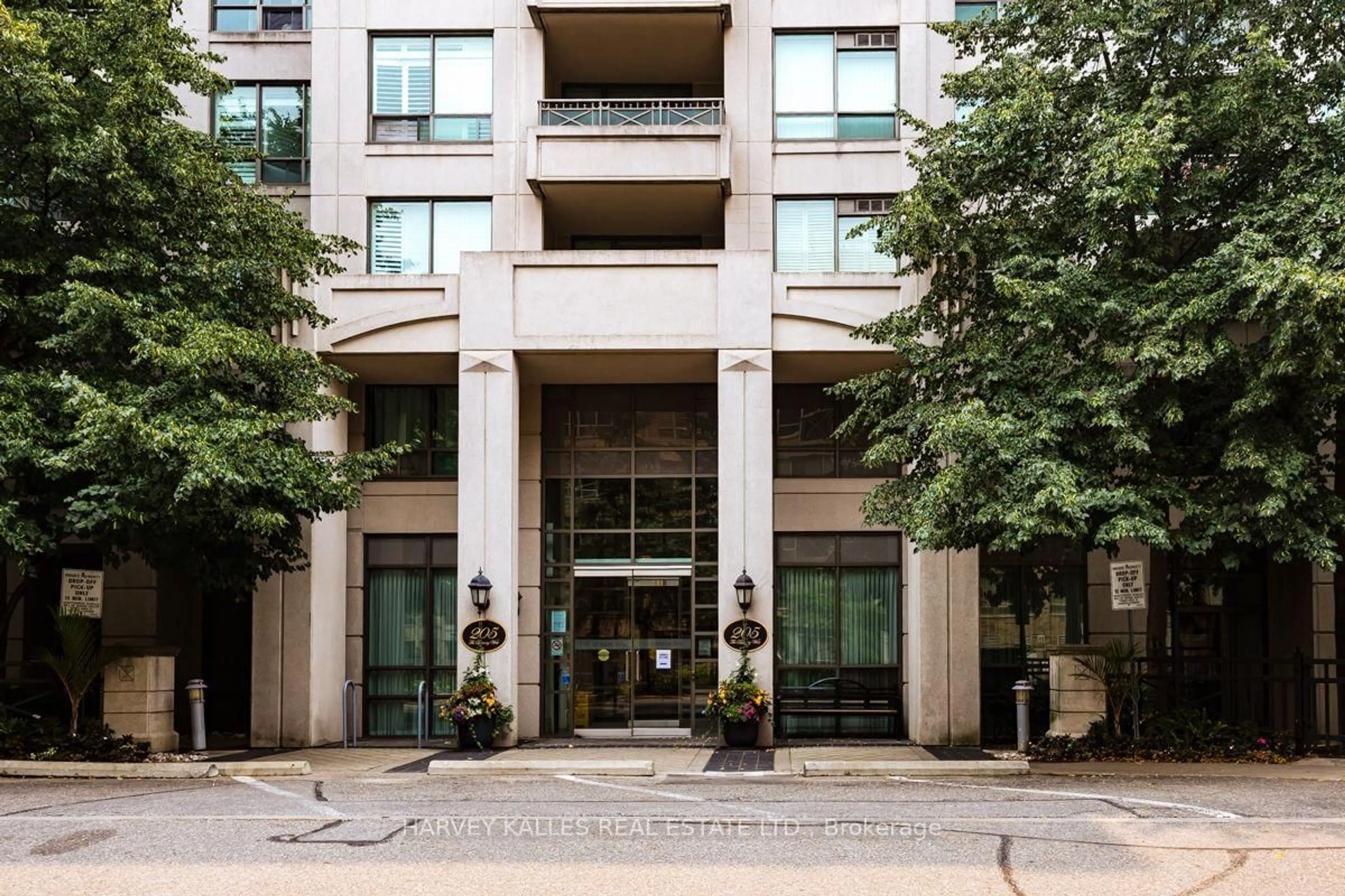 Indoor foyer for 205 The Donway #503, Toronto Ontario M3B 3S5