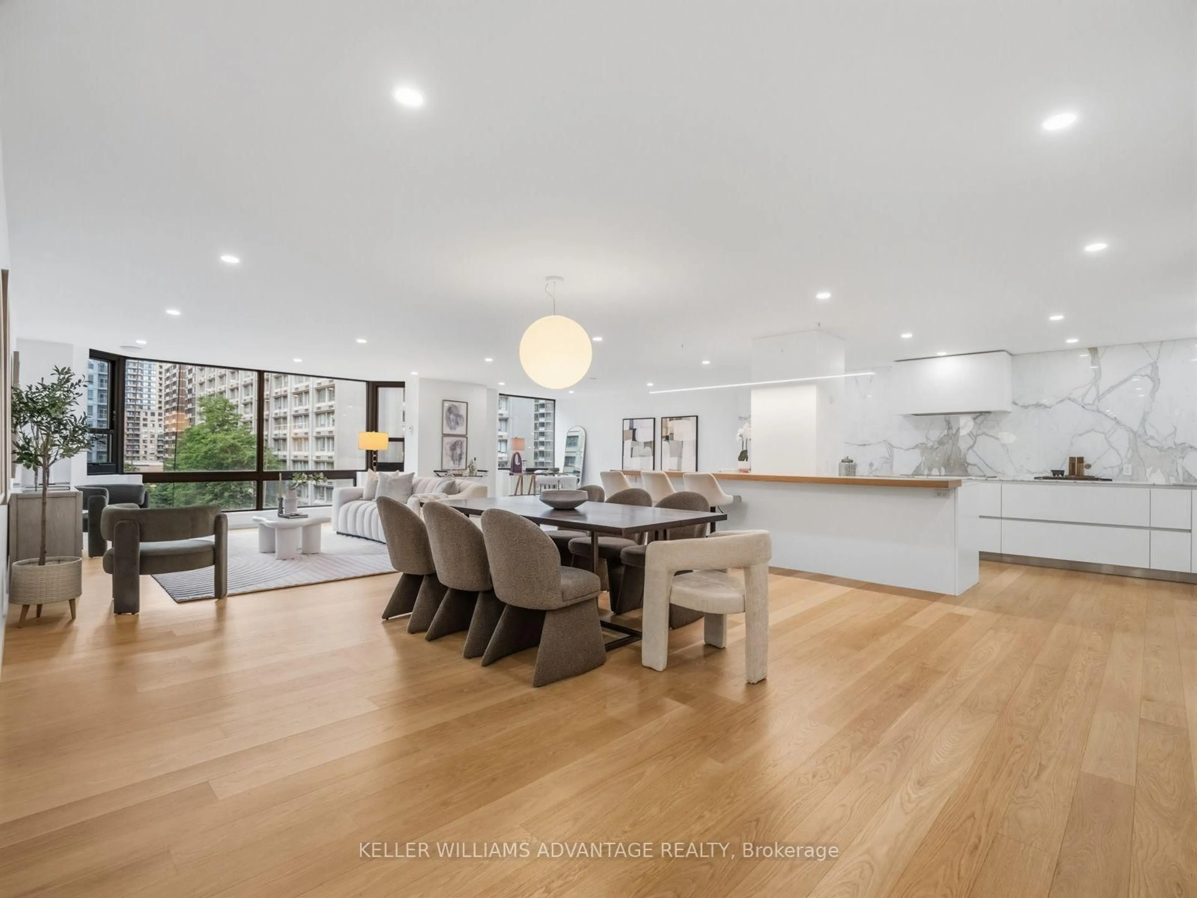 Open concept kitchen, wood/laminate floor for 1166 Bay St #1002, Toronto Ontario M5S 2X8
