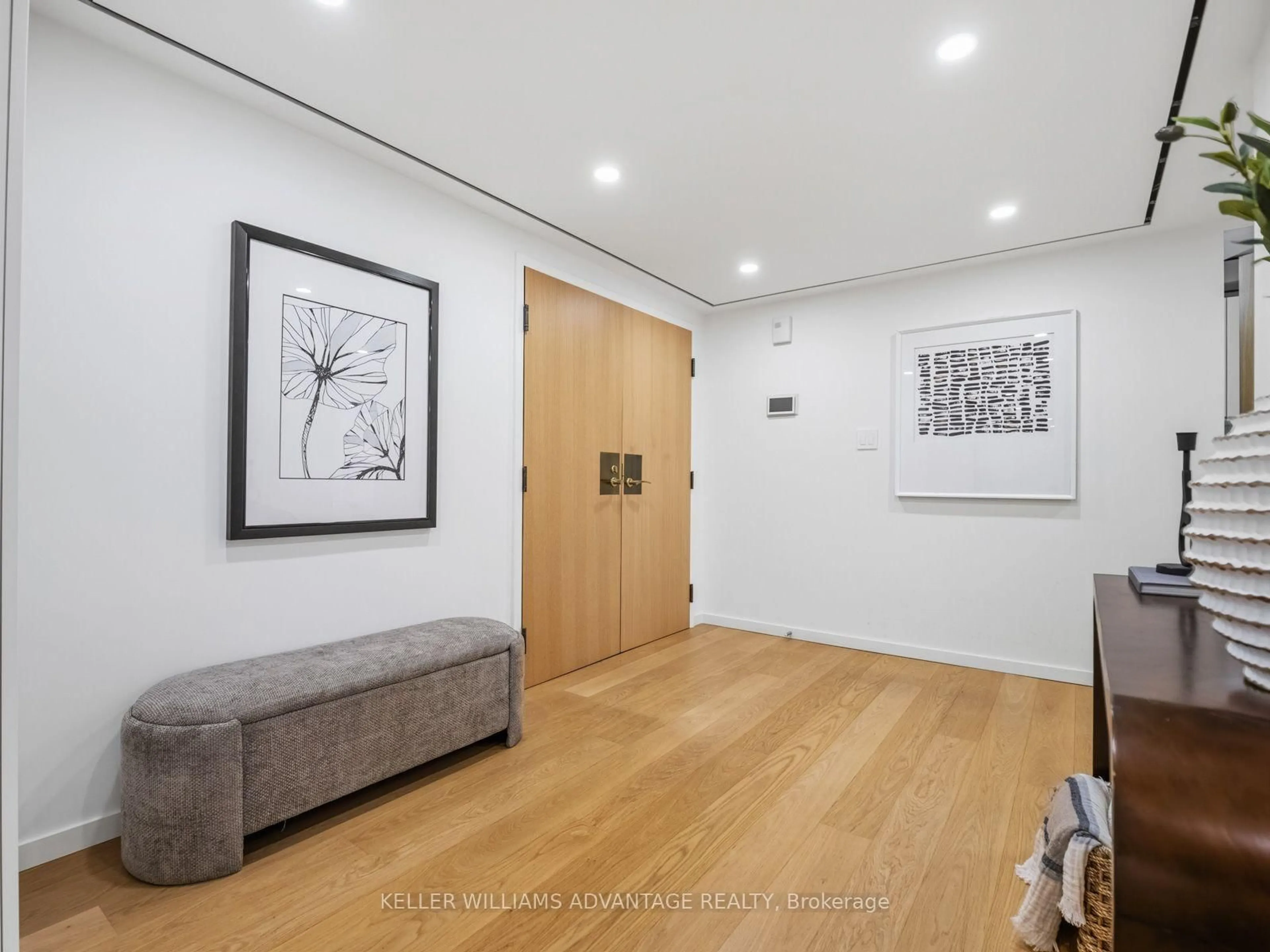 Unknown for 1166 Bay St #1002, Toronto Ontario M5S 2X8