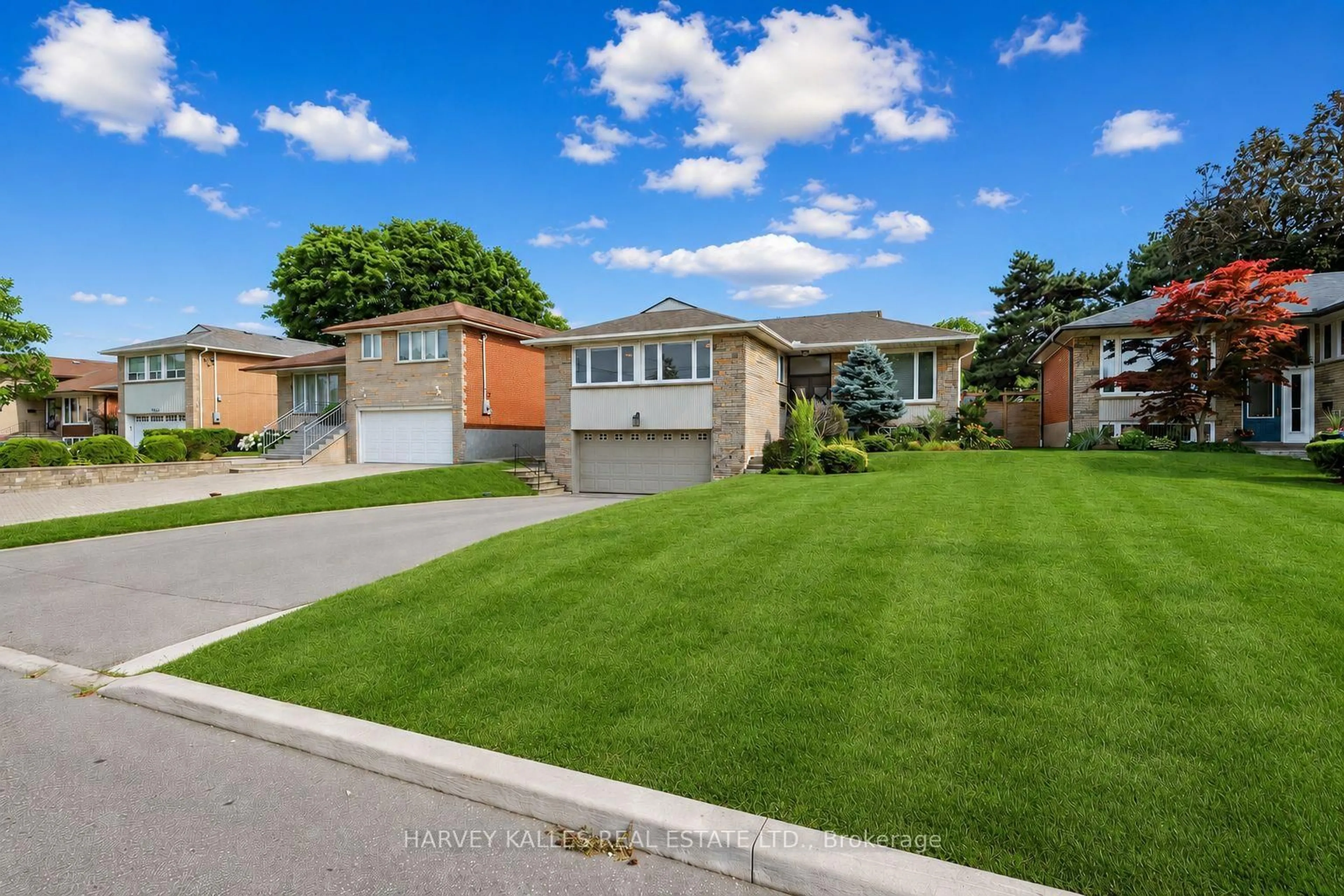 A pic from outside/outdoor area/front of a property/back of a property/a pic from drone, street for 237 Searle Ave, Toronto Ontario M3H 4B8