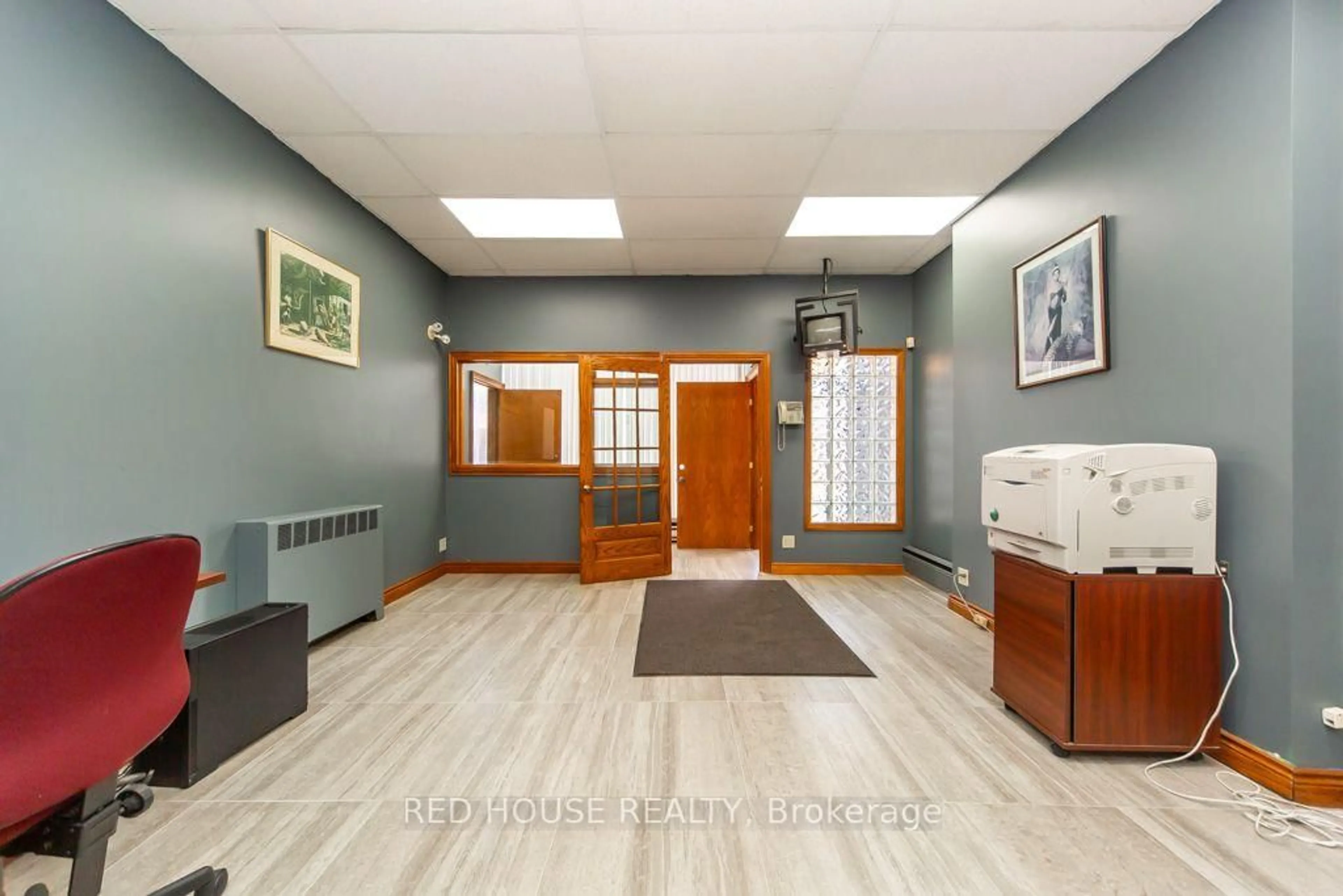 Indoor foyer for 658 Vaughan Rd, Toronto Ontario M6E 2Y5