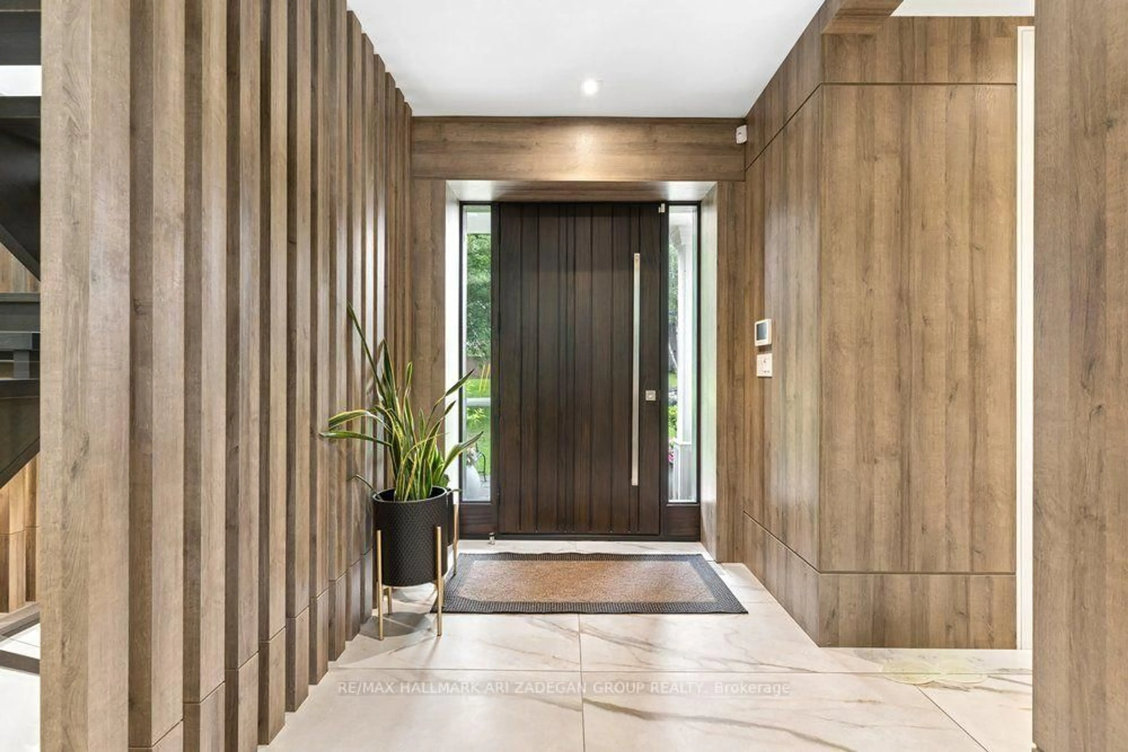 Indoor foyer for 150 Sandringham Dr #., Toronto Ontario M3H 1E3