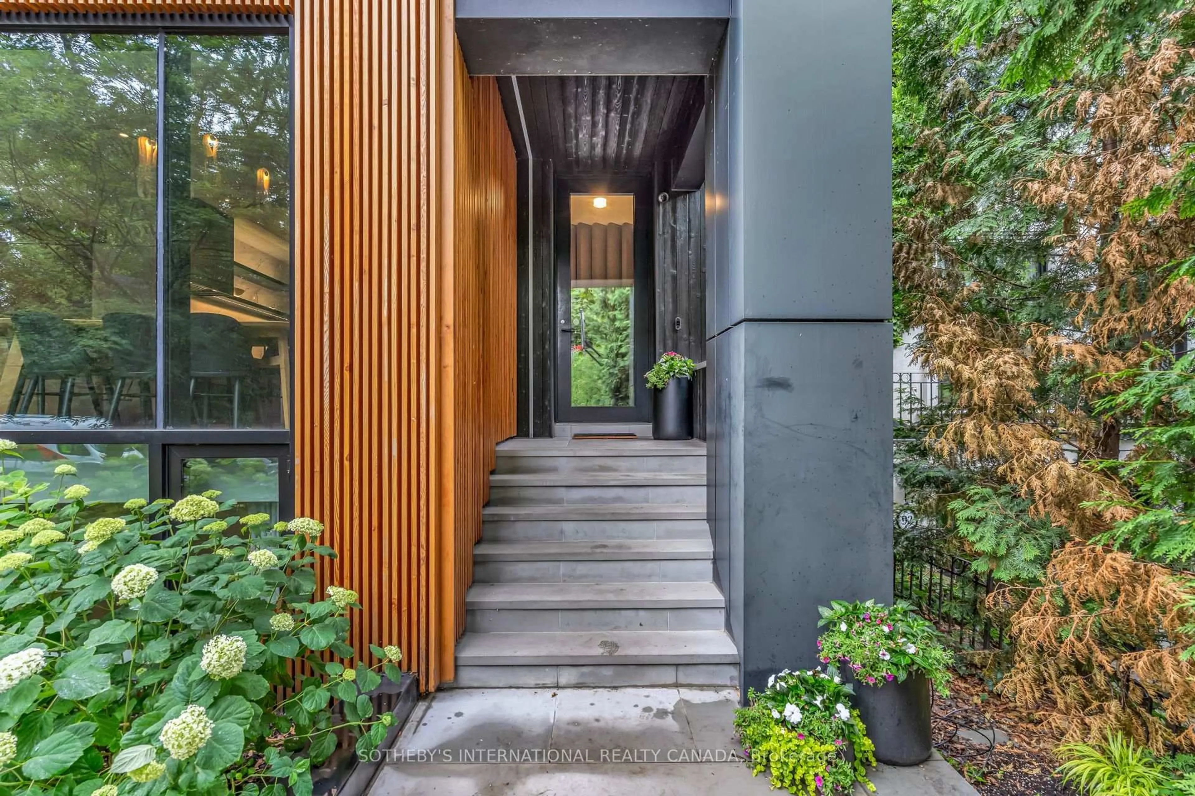 Indoor entryway for 94 Walker Ave, Toronto Ontario M4V 1G2